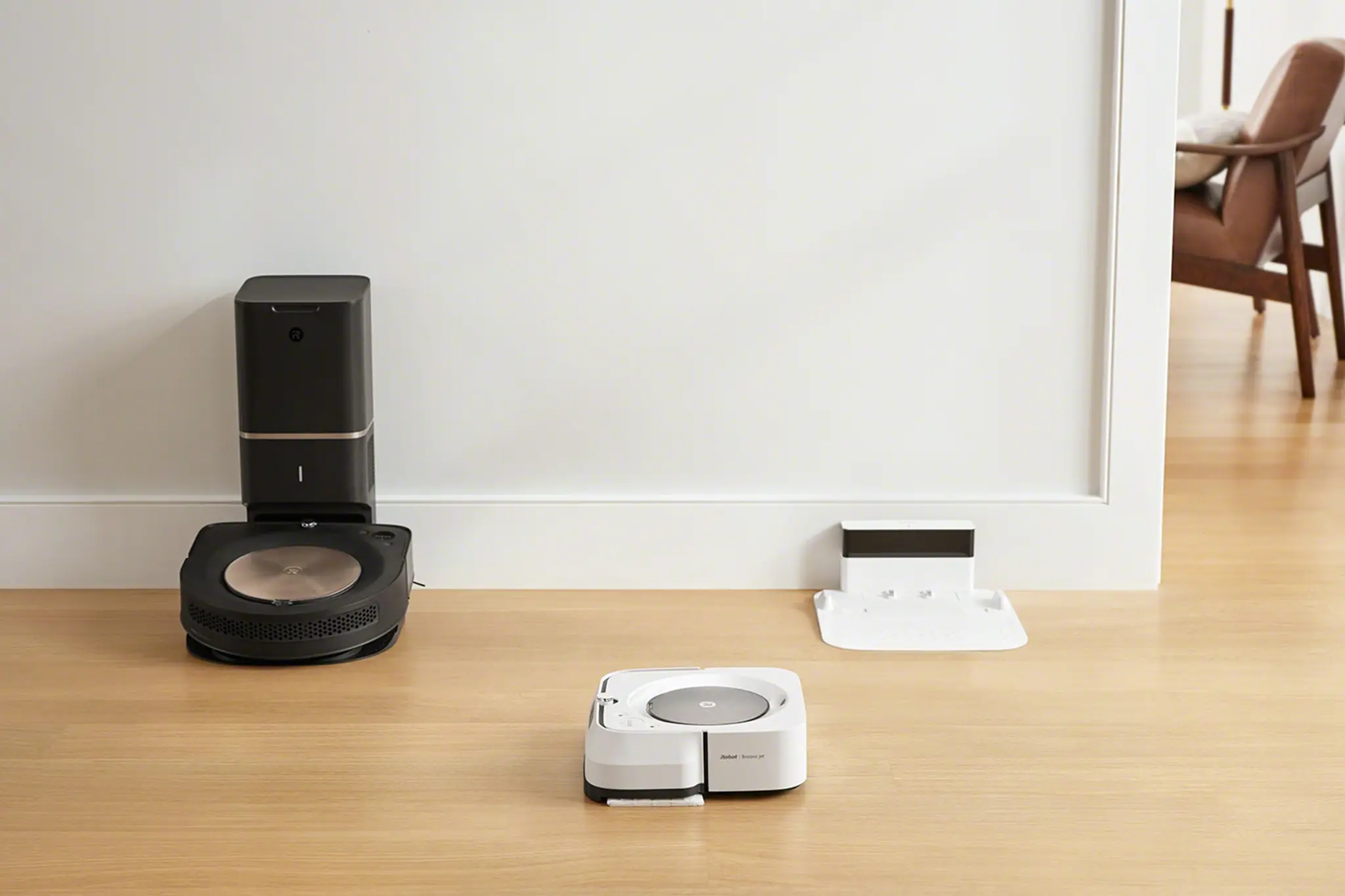 Keď Roomba dovysáva, povie Braave, aby začala mopovať.