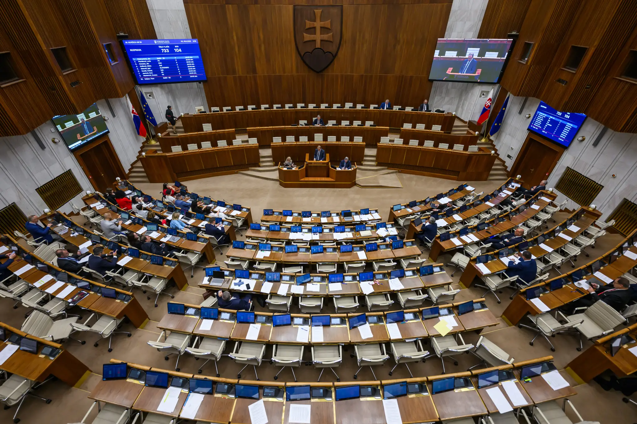 Parlament stále rokuje o zmene ústavy