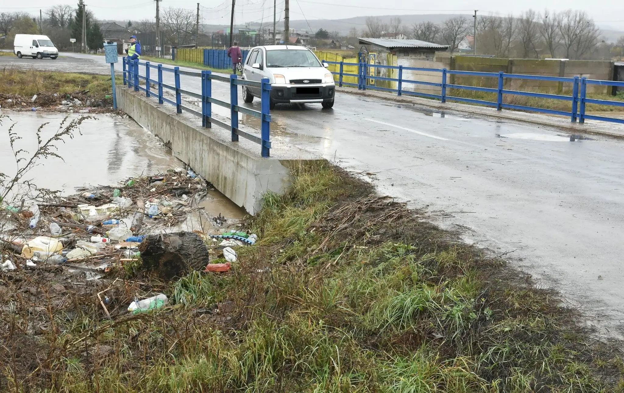 Na snímke rieka Roňava, na ktorej vyhlásili tretí stupeň povodňovej aktivity 