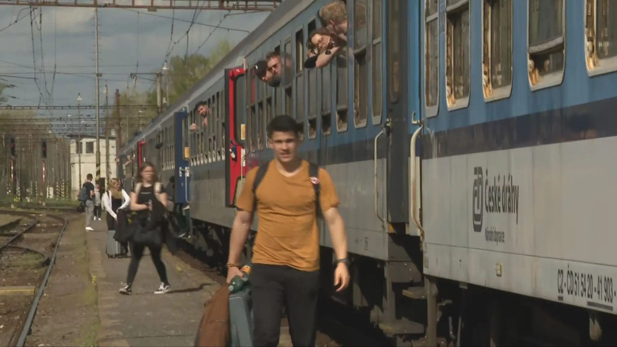 Študenti vystupujú z volebného vlaku.