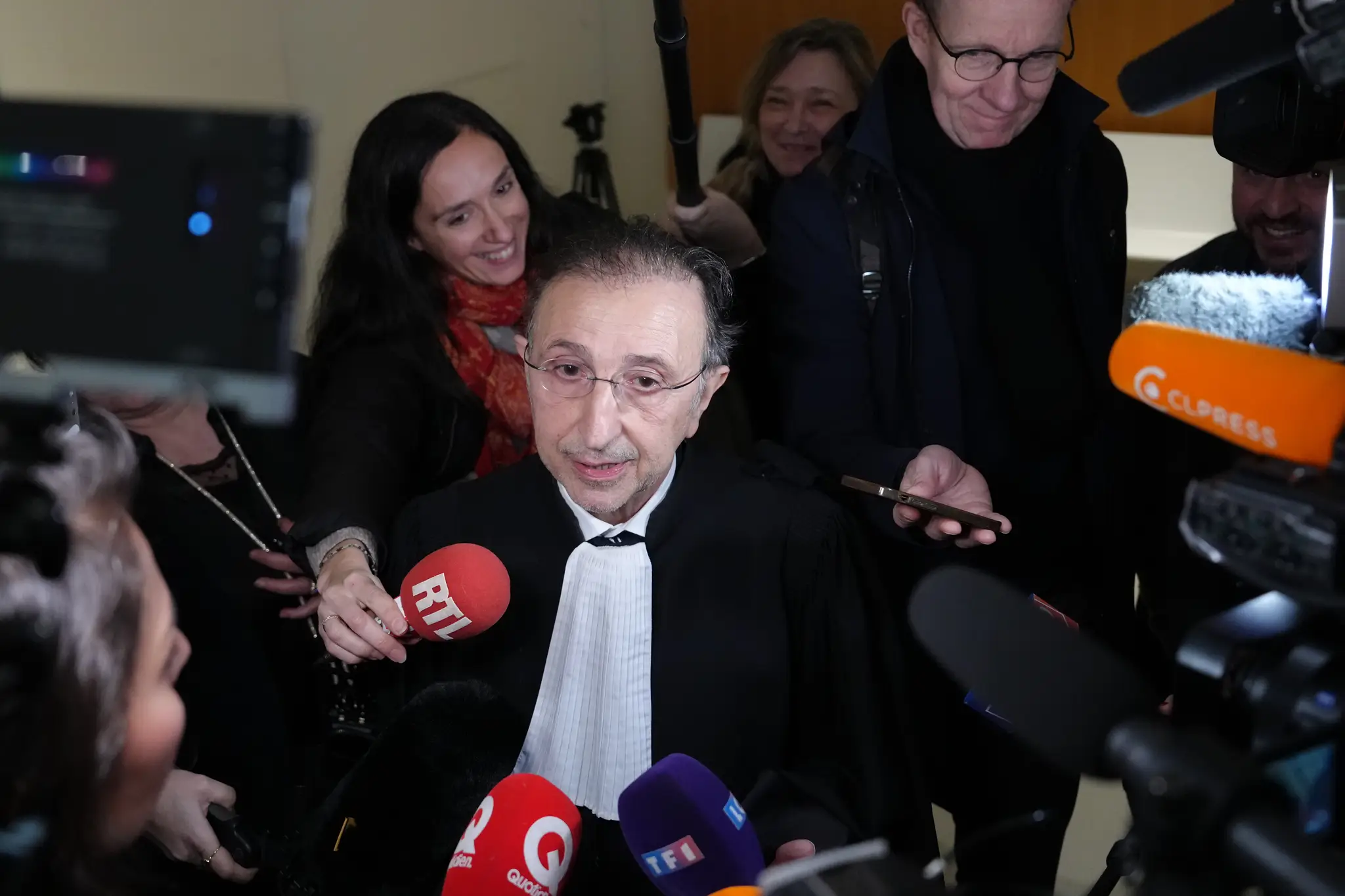 Na snímke Jean Ennochi, právny zástupca Brigitte Macronovej,prvej dámy Francúzska, odpovedá na otázky novinárov po verdikte súdu v Paríži.