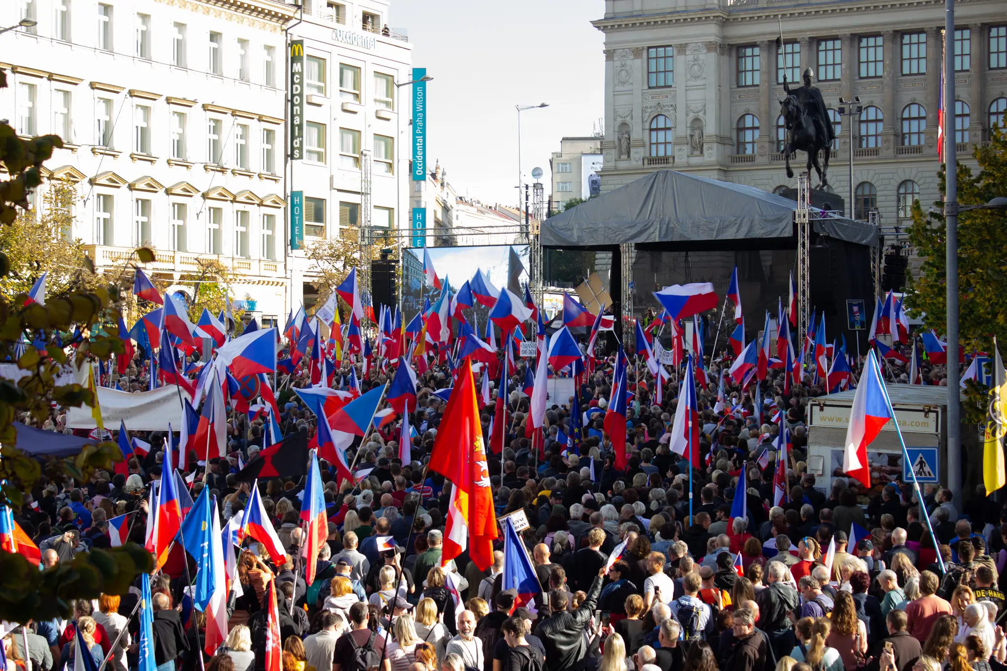 Na snímke účastníci demonštrácie s názvom Nenásilná revolúcia - Česká republika na 1. mieste, na ktorej ľudia protestujú proti vláde českého premiéra Petra Fialu. 