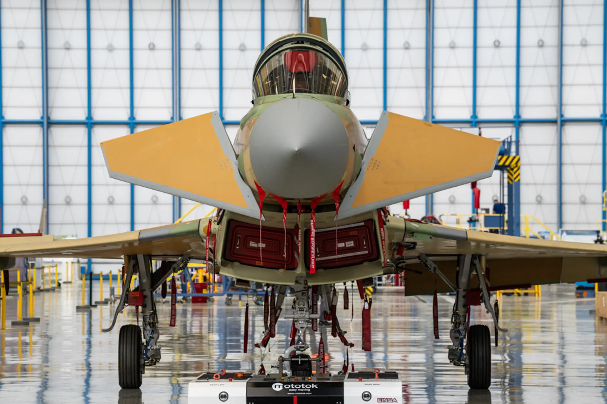Prvé lietadlo Eurofighter vyrobené v rámci španielskeho programu Halcon I opustilo továreň v Getafe.