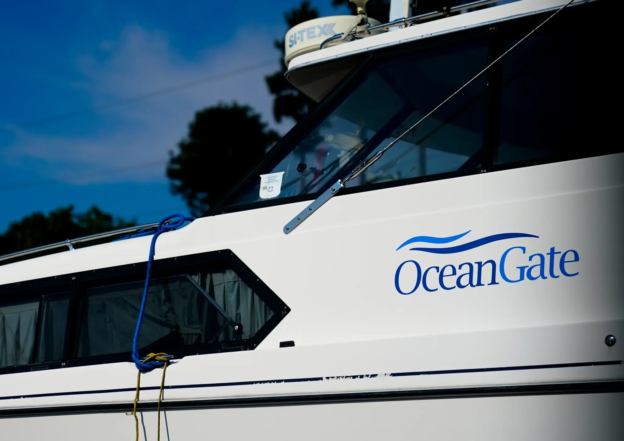 Loď s logom OceanGate zaparkovaná na pozemku neďaleko kancelárií spoločnosti OceanGate.