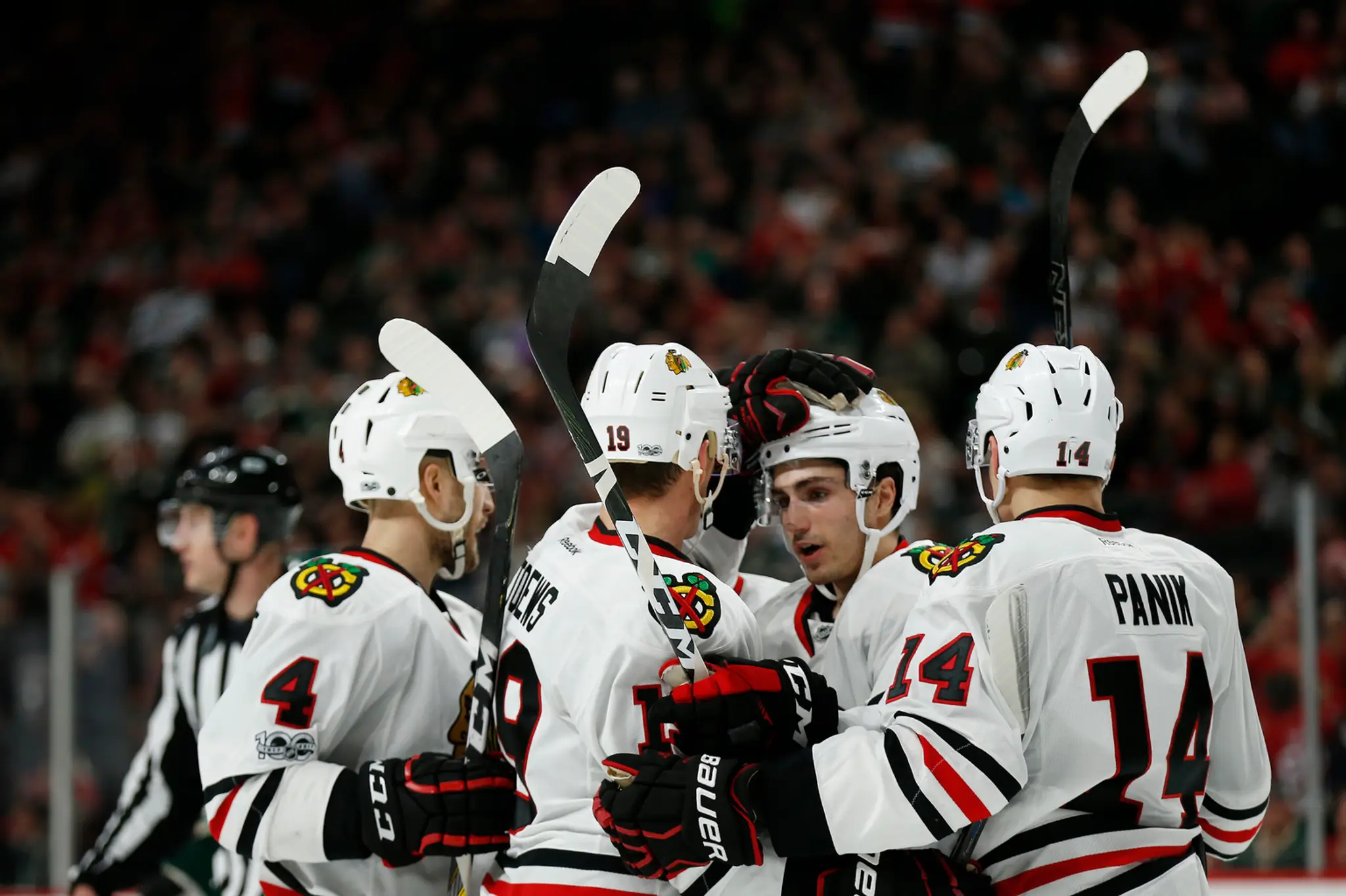 Hráči Chicaga Blackhawks sa tešia z gólu do siete Minnesoty.