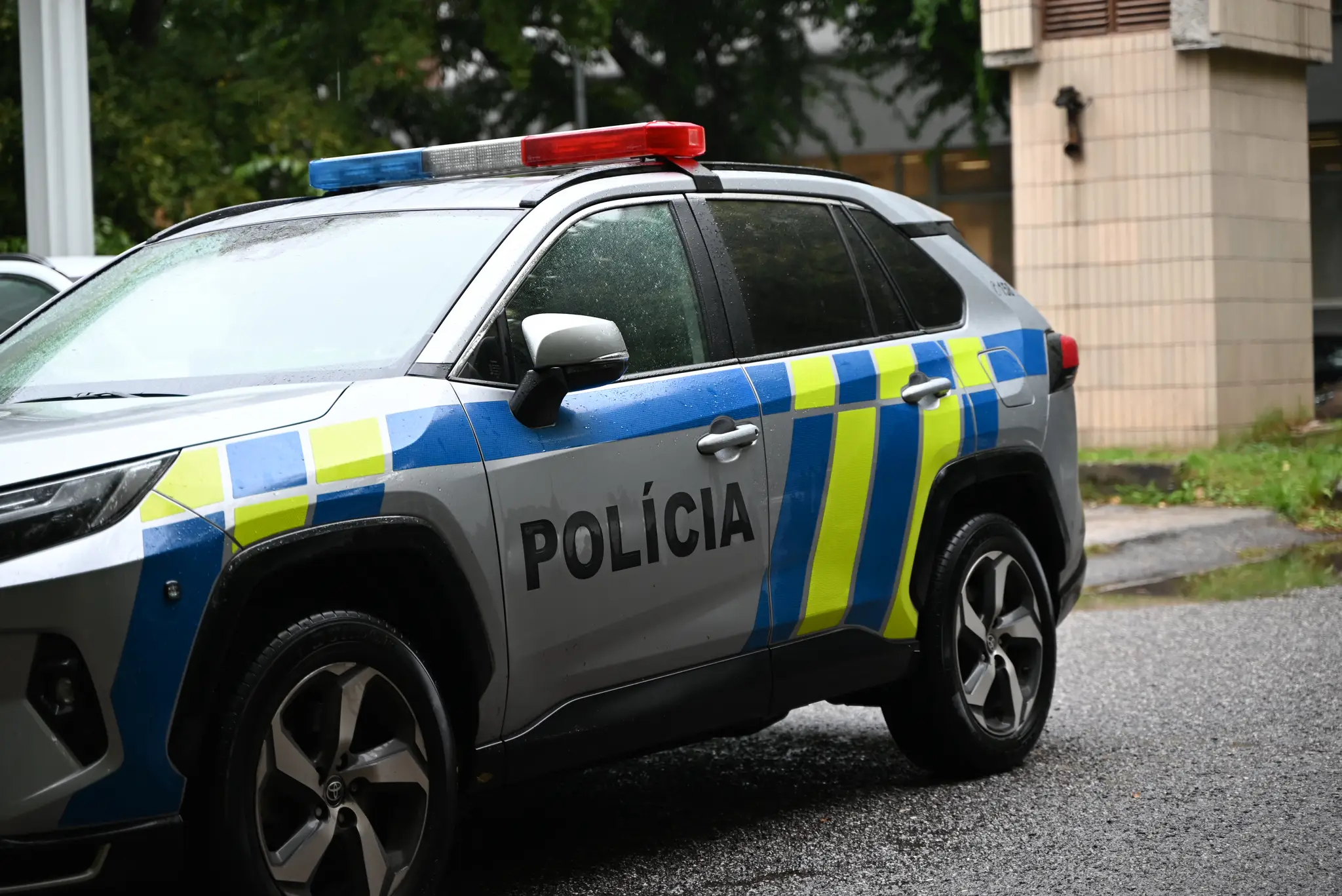 Polícia, policajné auto. Ilustračná snímka