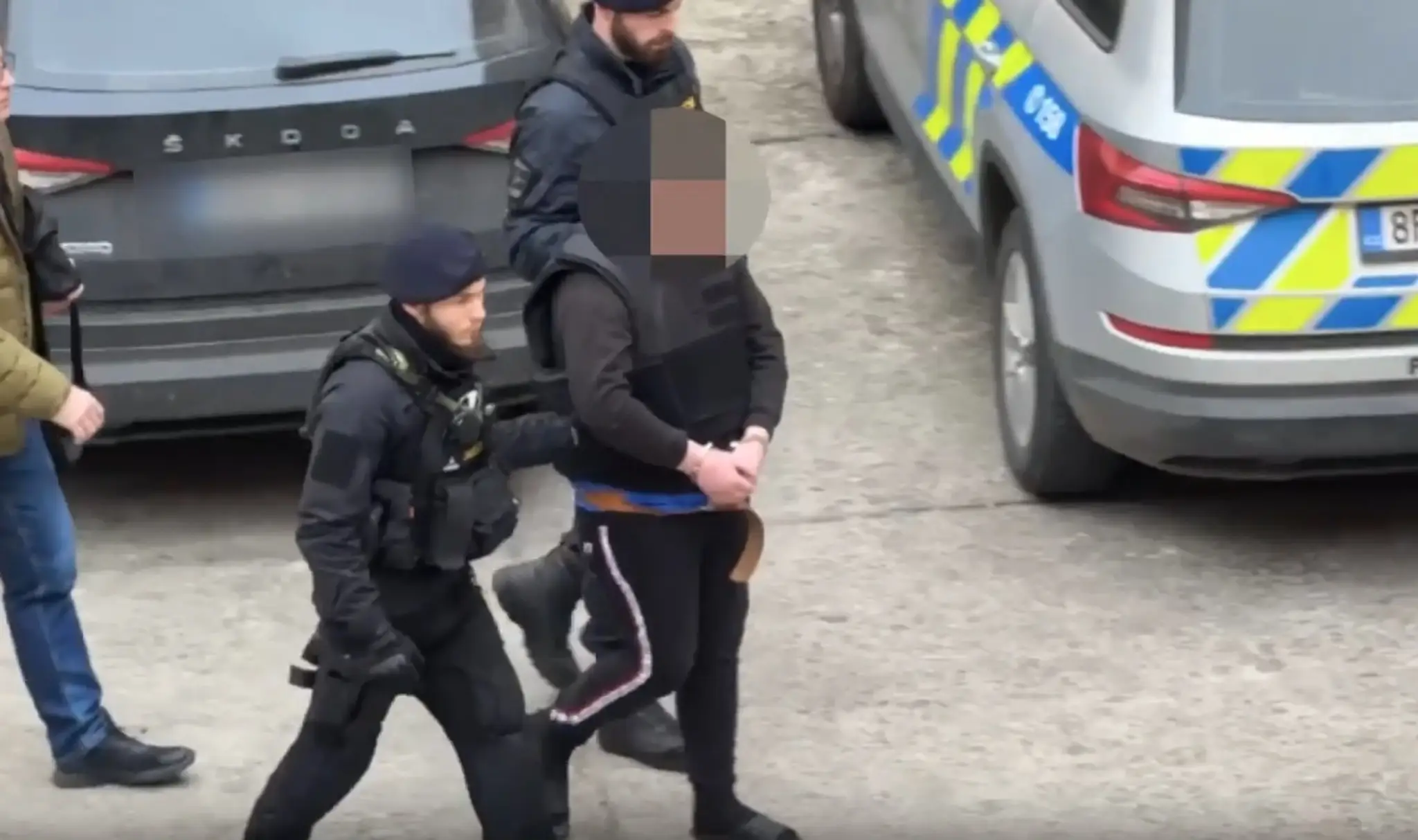 Mladíka obvineného z dvojnásobnej vraždy privádzajú na súd.