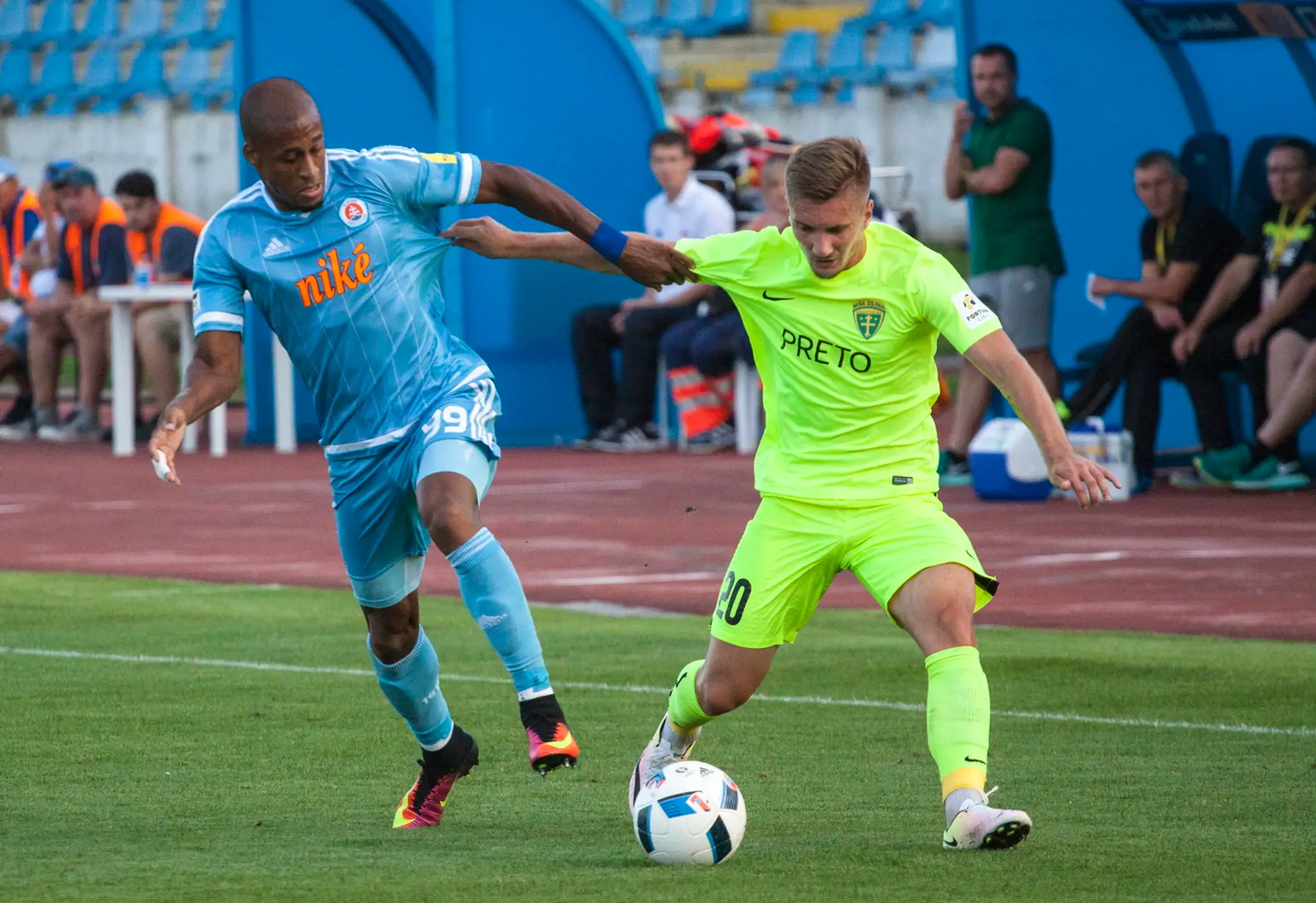 Mitchell Schet (vľavo) z ŠK Slovan Bratislava a Michal Škvarka z MŠK Žilina v súboji o loptu.