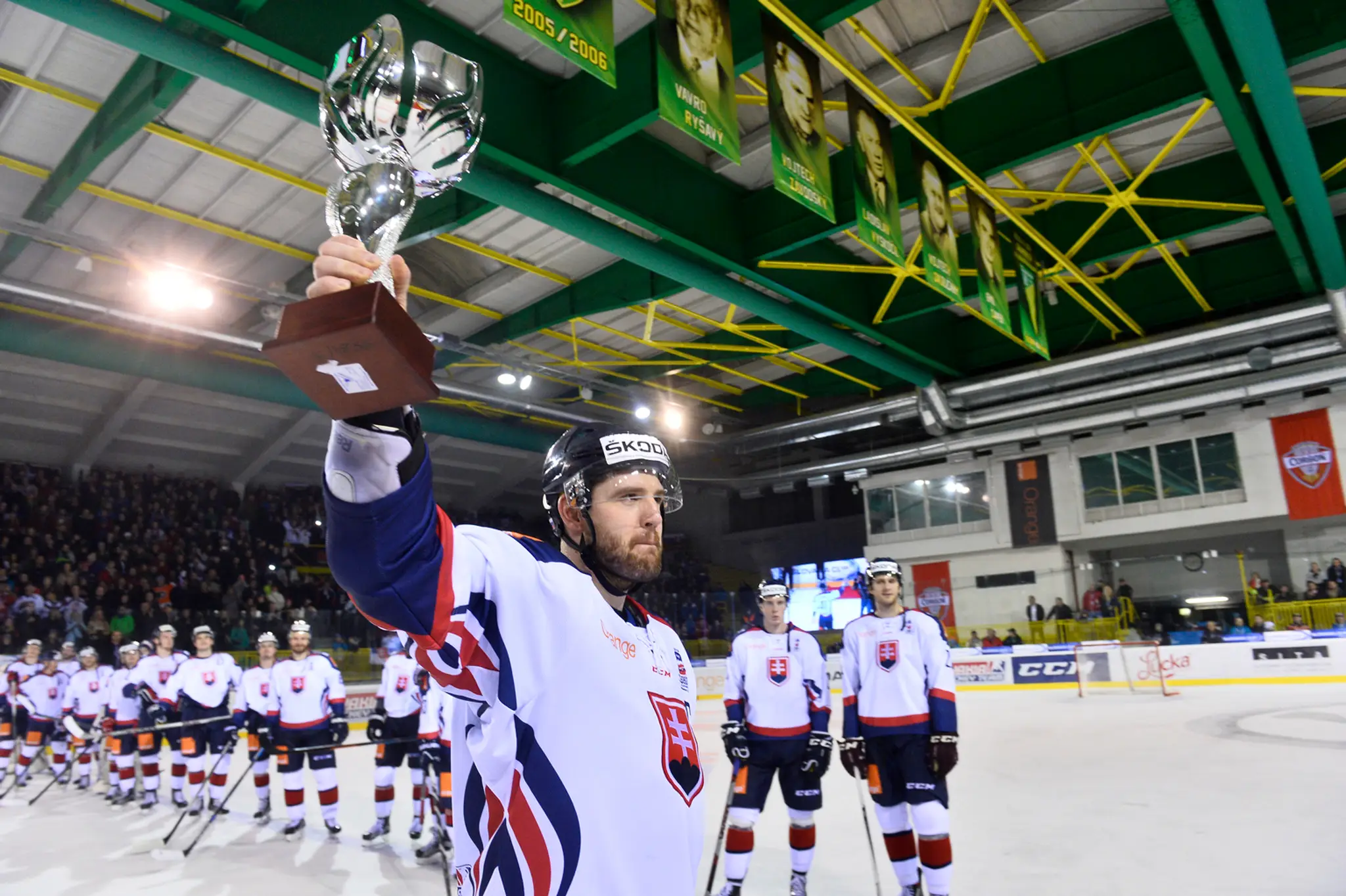 Kapitán reprezentácie Andrej Meszároš pózuje s víťazným pohárom po obhajobe prvenstva na turnaji Slovakia Cup.
