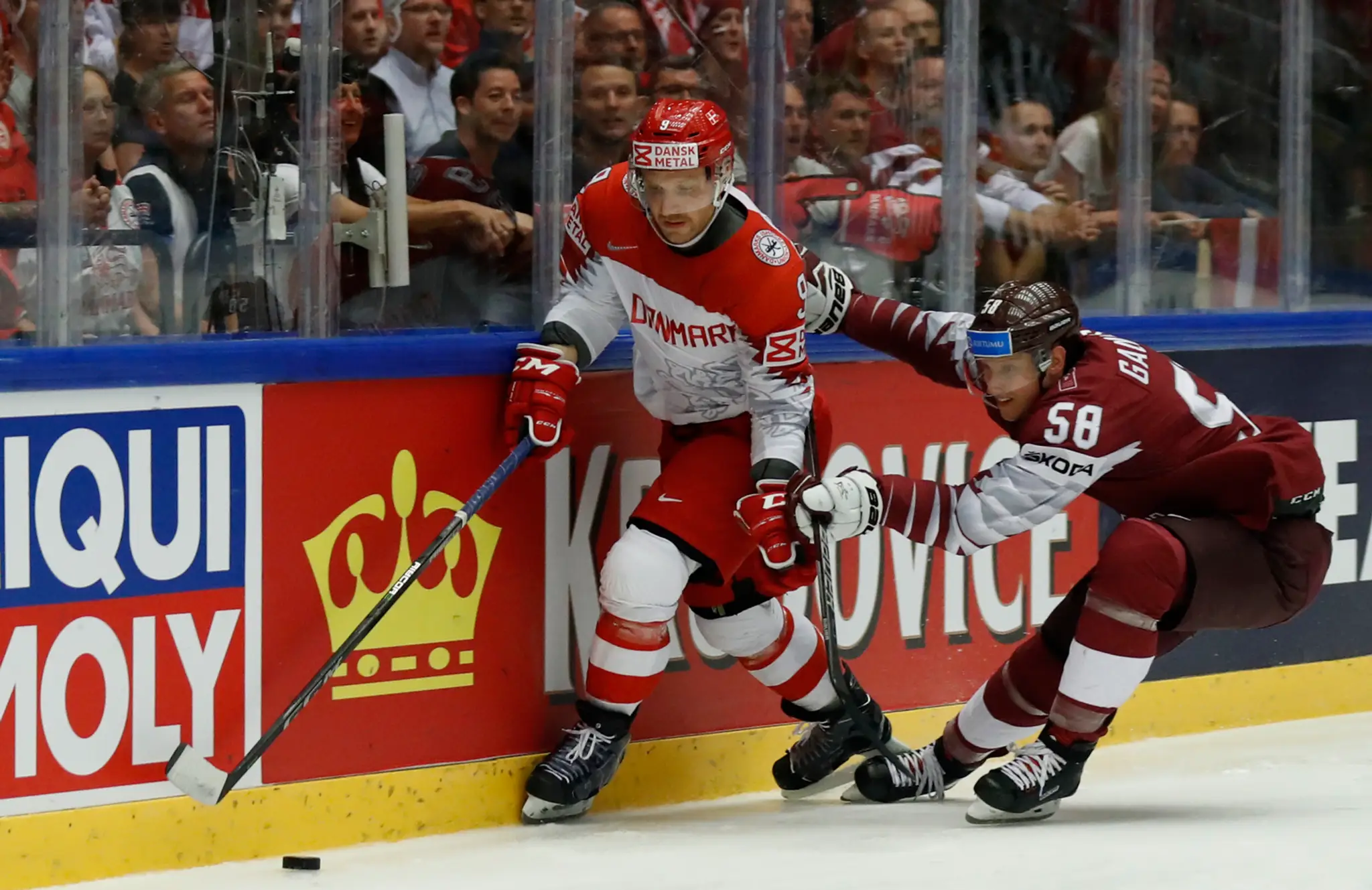Lotyš Guntiš Galviňš (vpravo) atakuje Dána Fredrika Storma v dueli na MS 2018.