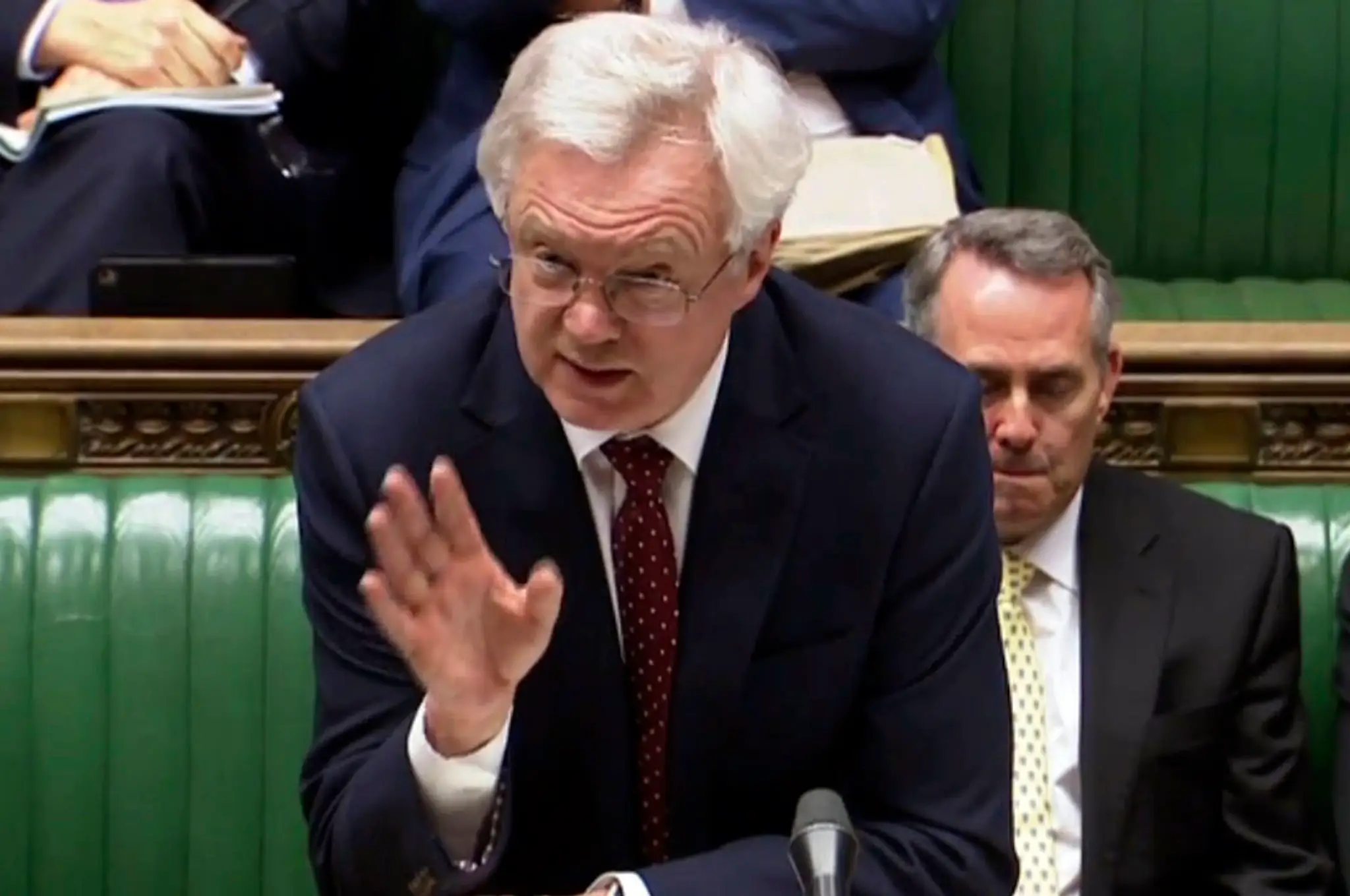 Minister pre brexit David Davis reční v Dolnej snemovni britského parlamentu v Londýne.