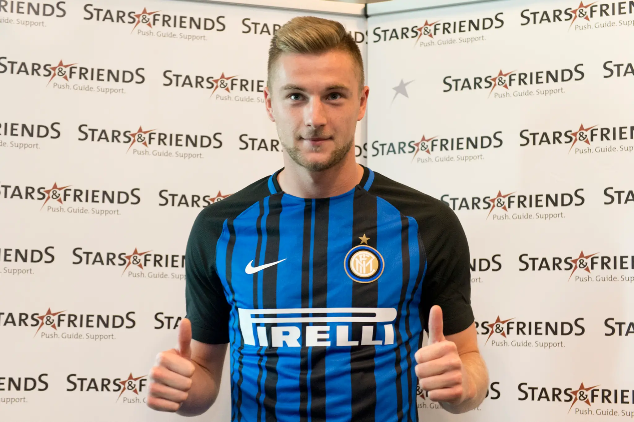 Na snímke slovenský futbalový reprezentant Milan Škriniar oblečený v drese Interu Miláno počas tlačovej konferencie.