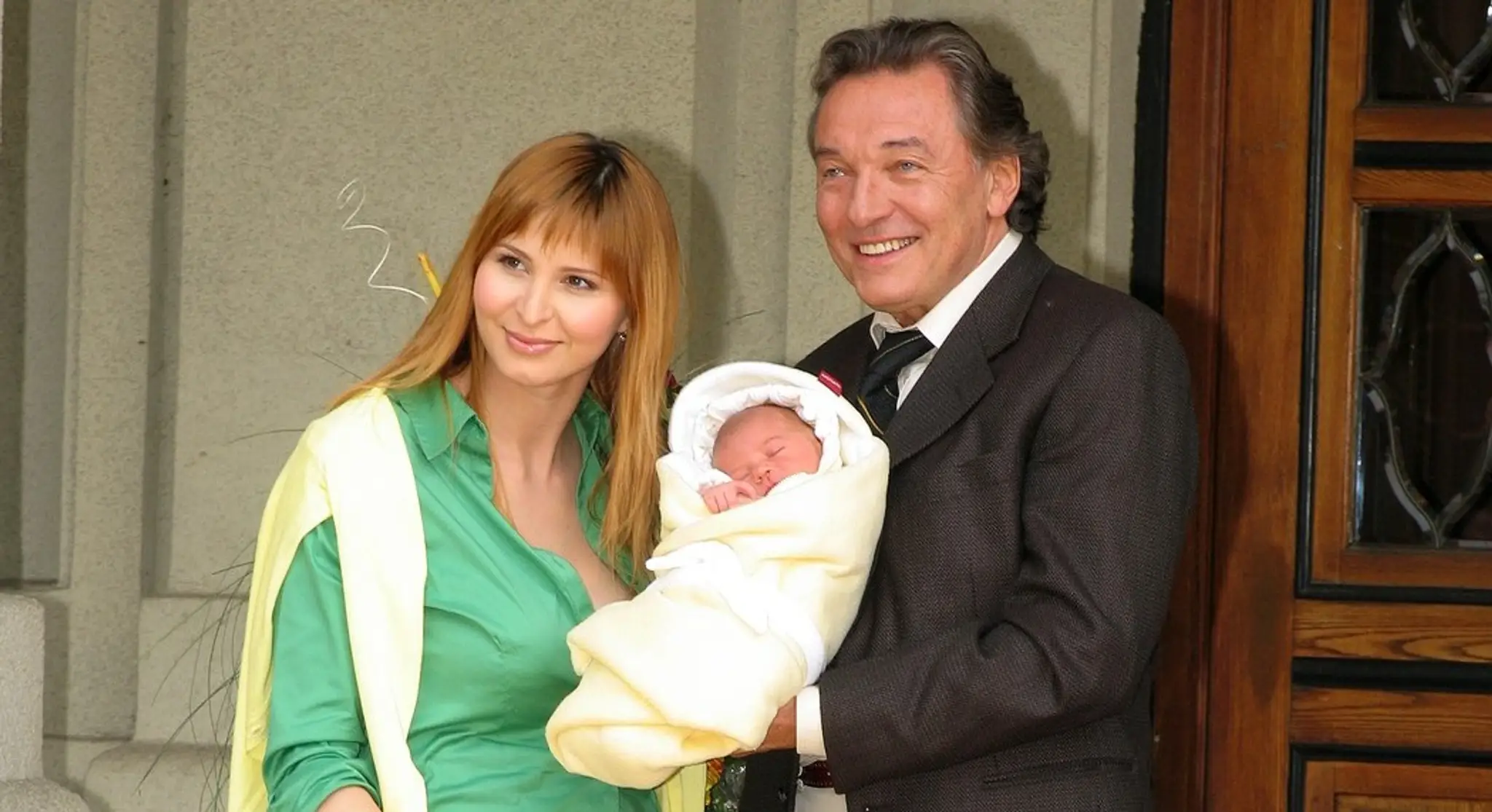 Charlotte Gottová so slávnym otcom a mamou krátko po príchode na svet.