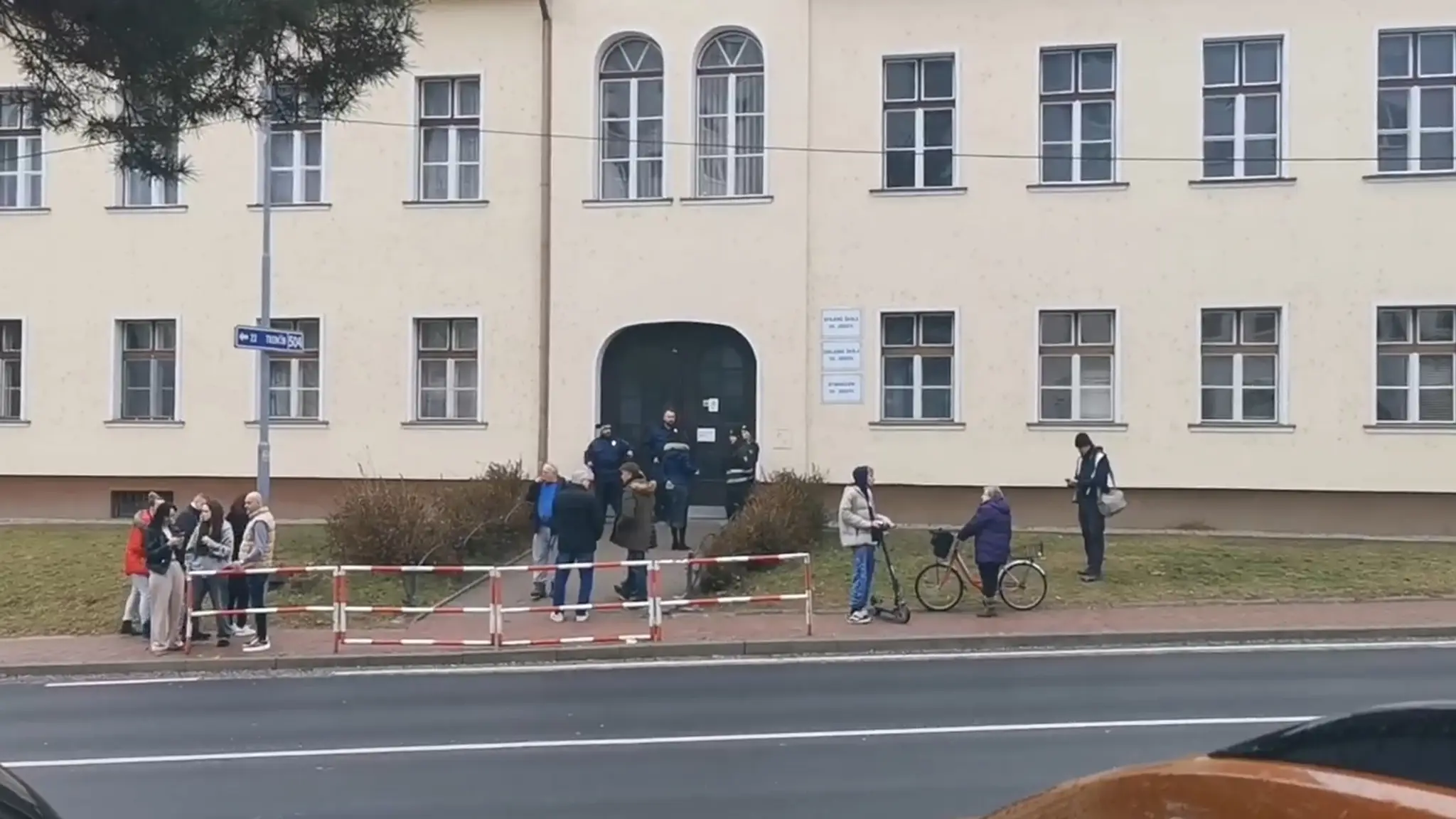 Žiaci pred školou v Novom Meste nad Váhom, kde sa strieľalo.