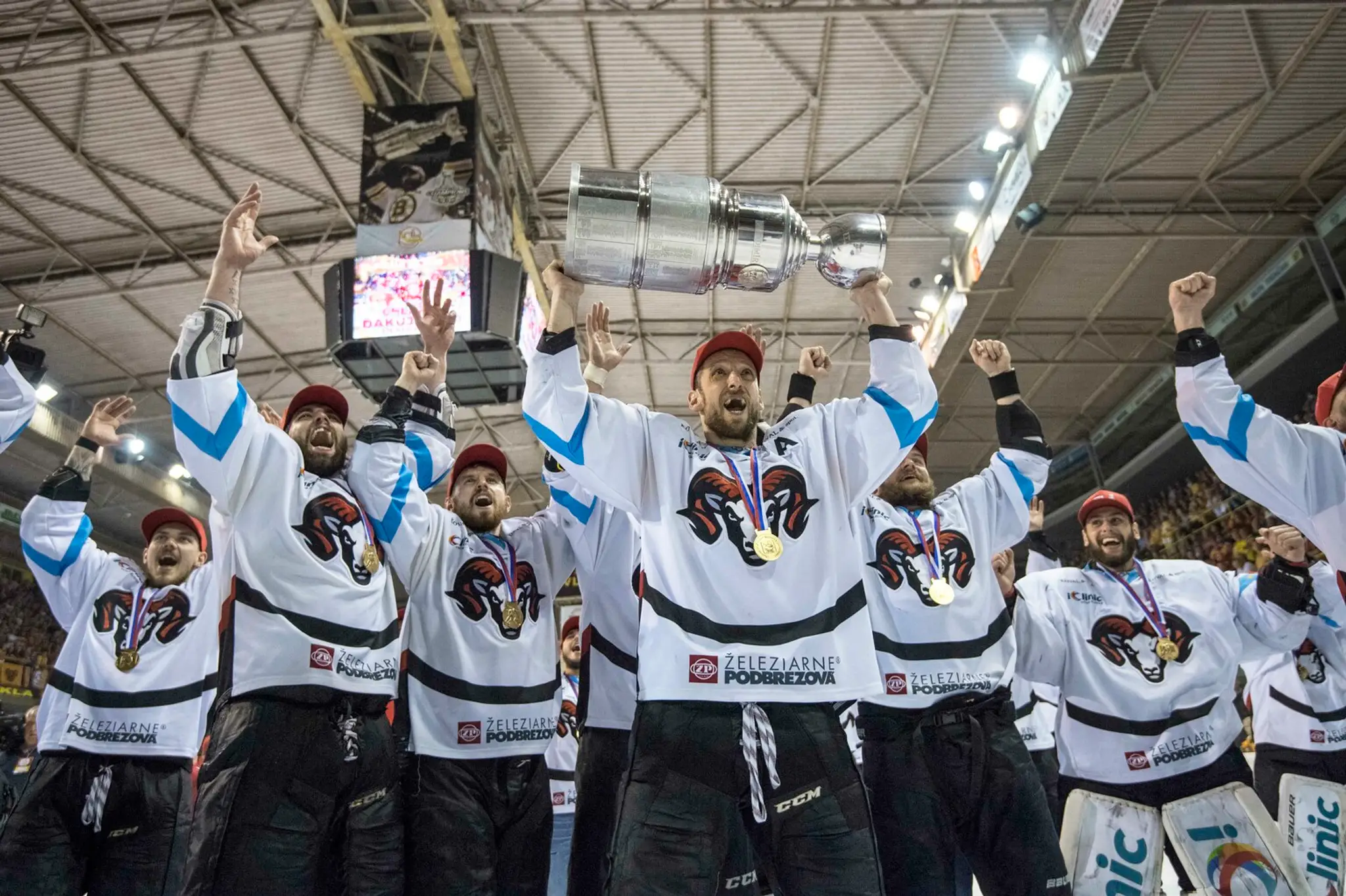 Tím HC'05 iClinic Banská Bystrica oslavuje obhajobu majstrovského titulu.