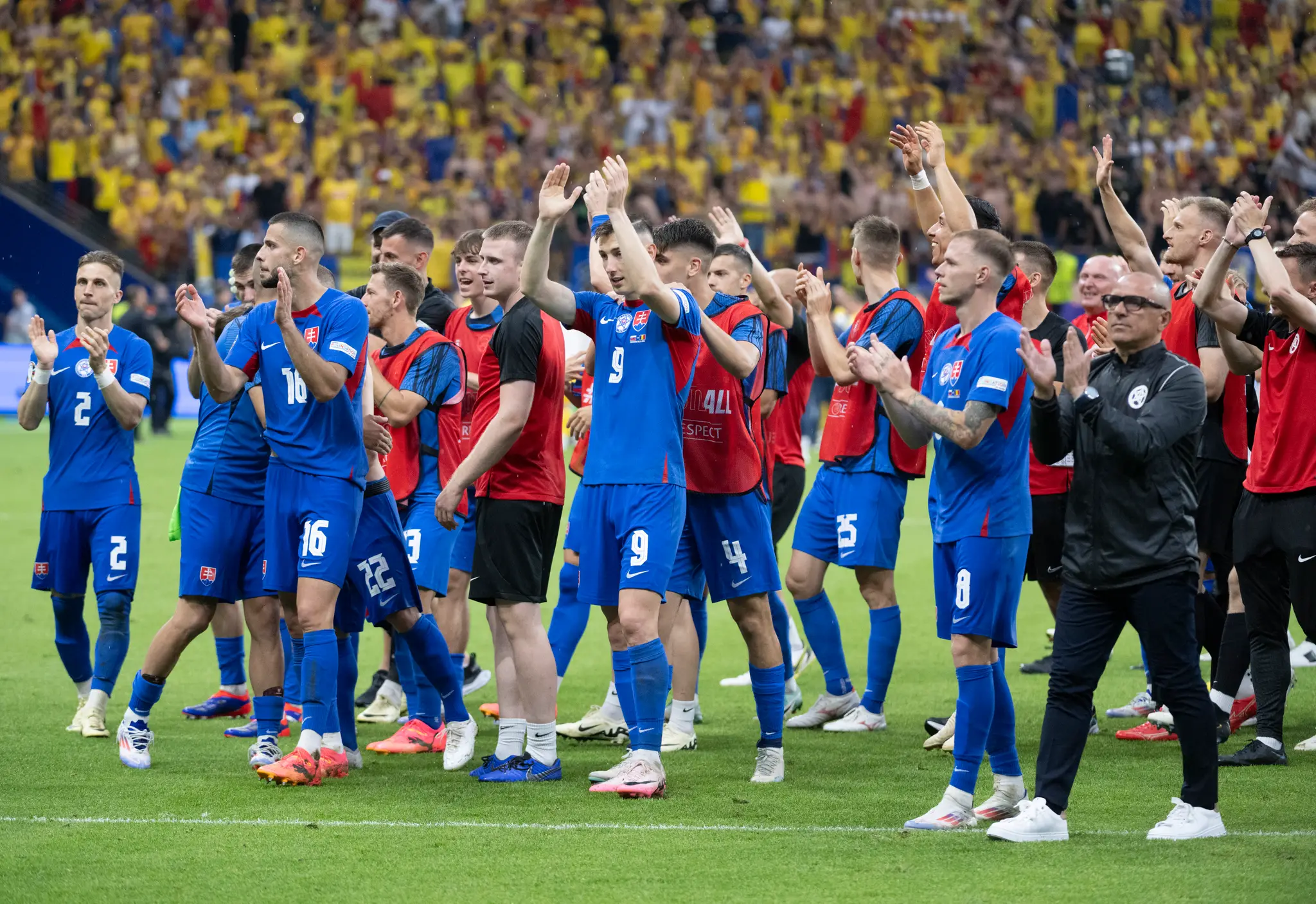 Slovenskí futbalisti sa radujú z postupu do osemfinále po zápase s Rumunskom na ME 2024.