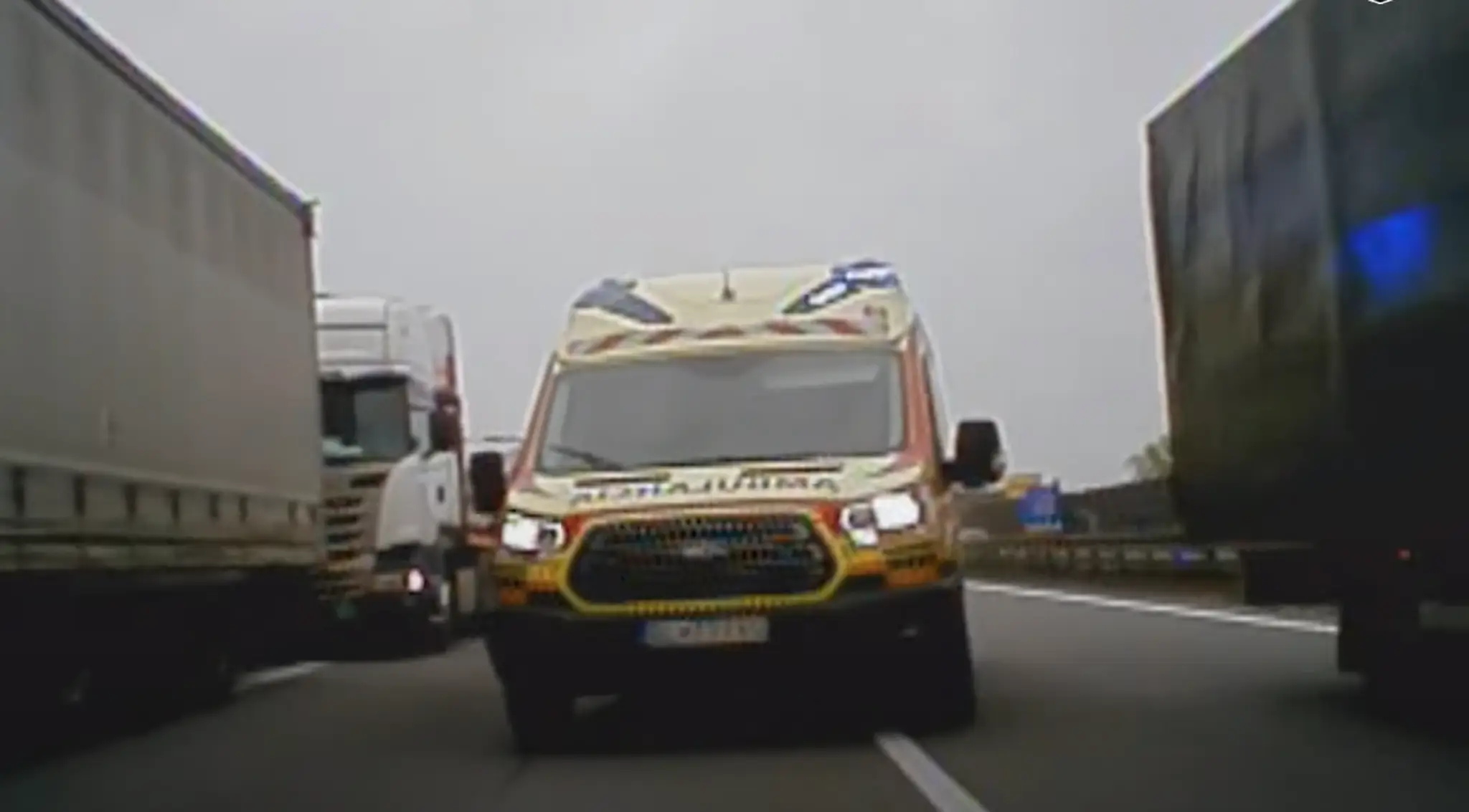 Na snímke je sanitka, ktorá uviazla na diaľnici v Brne. Pomohli jej českí policajti. 