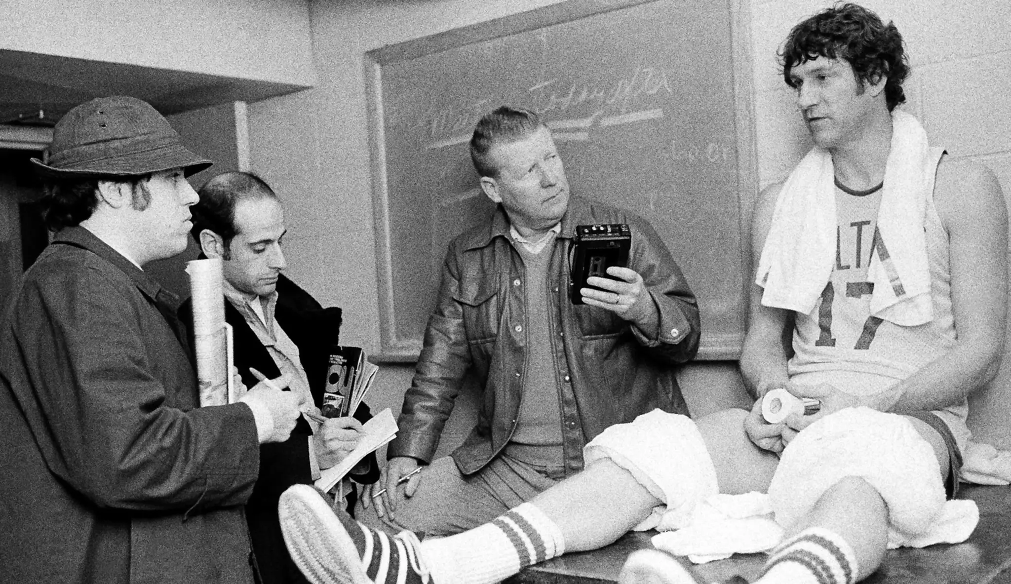 Na archívnej snímke zo 17. marca 1976 basketbalista Bostonu Celtics John Havlicek odpovedá na otázky novinárov v Lexingtone.
