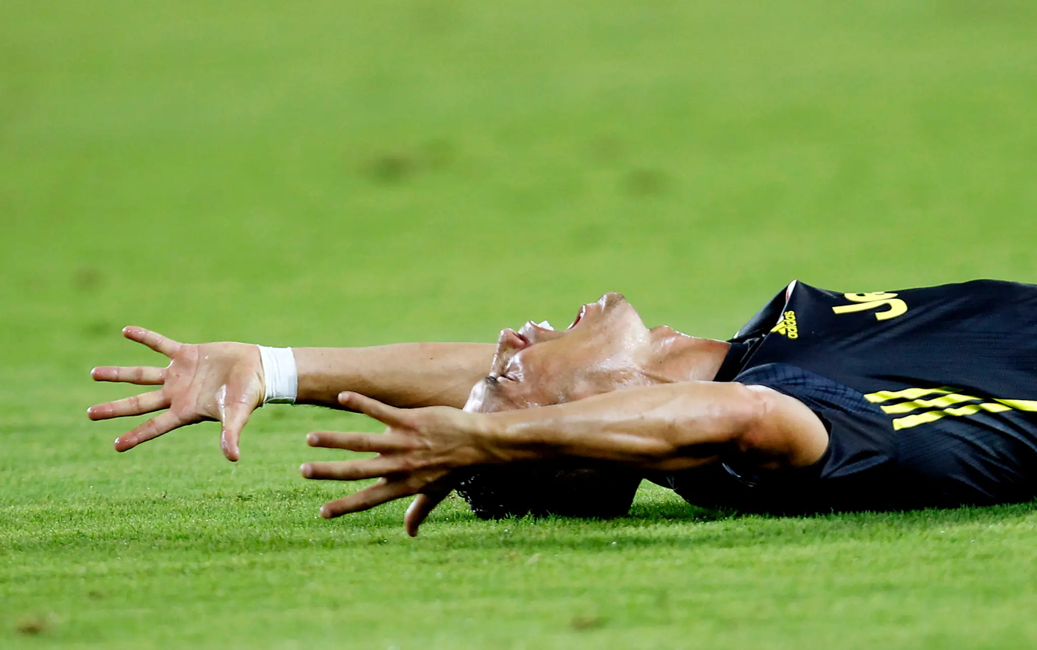 Cristiano Ronaldo zúri po udelení červenej karty.
