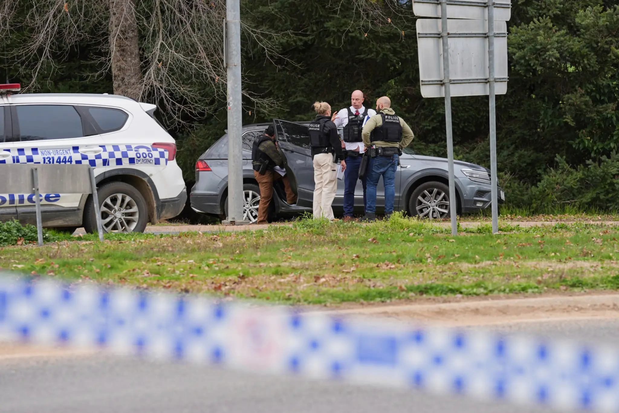 Na snímke policajti čakajú na mieste streľby v obci Porepunkah, ktorá leží na úpätí hory v severovýchodnej časti austrálskeho štátu Viktória.