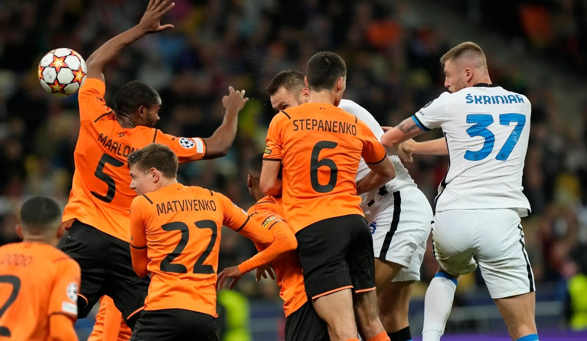 Slovenský hráč Interu Miláno Milan Škriniar (vpravo) a Taras Stepanenko zo Šachtaru počas zápasu Ligy majstrov.