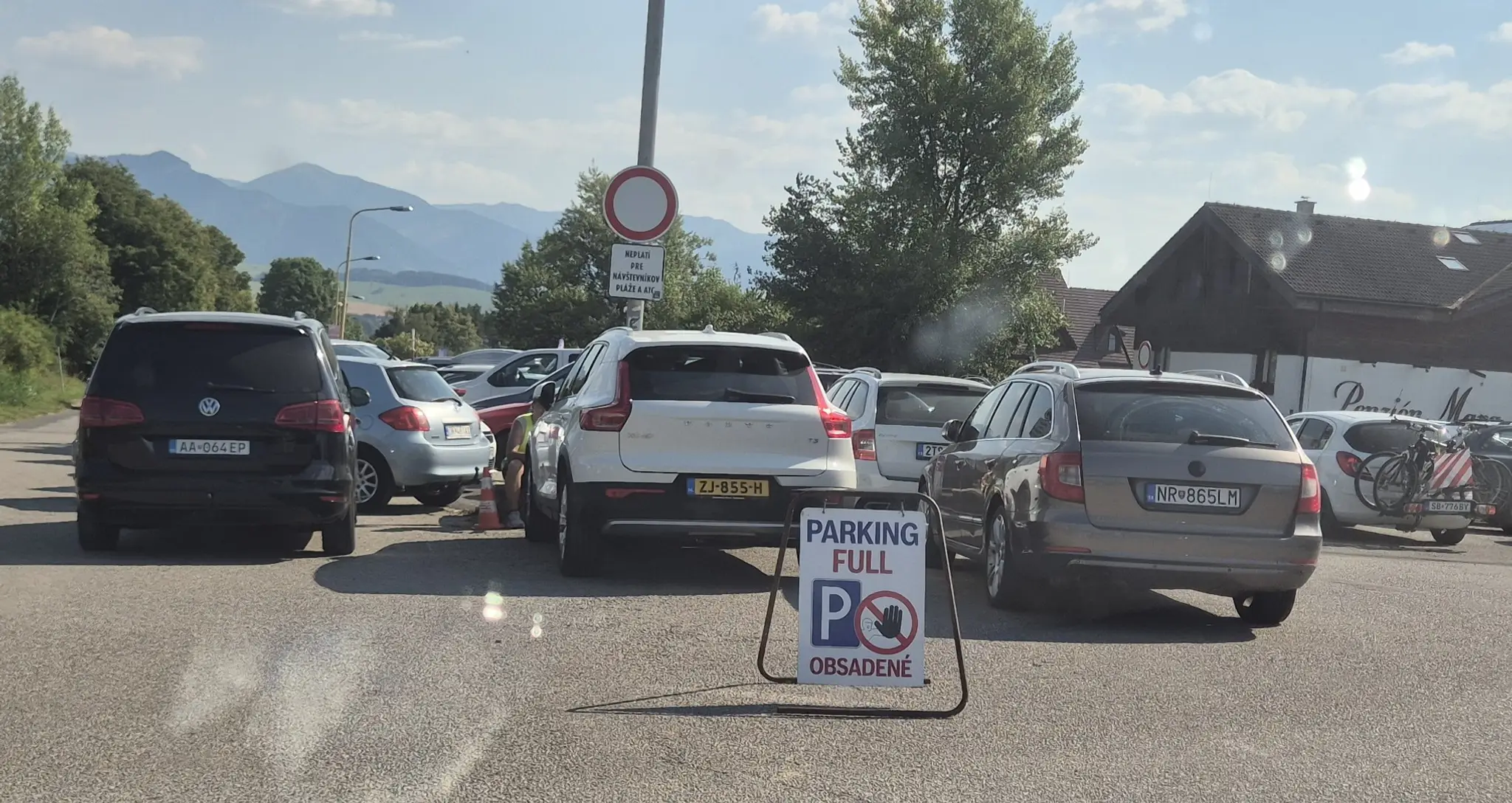 Plné parkovisko pri kempe Mara v Liptovskom Trnovci počas horúčav