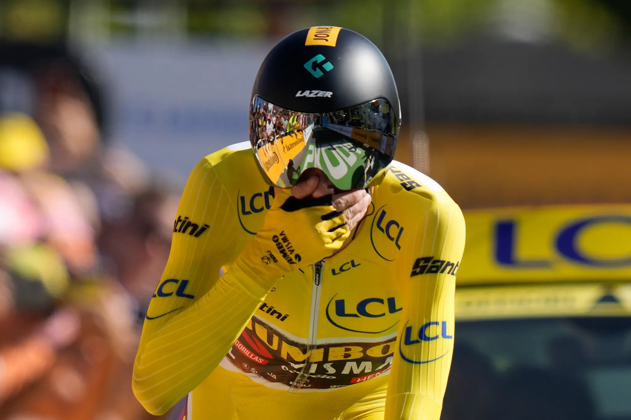 Dánsky cyklista Jonas Vingegaard v žltom drese vedúceho pretekára.
