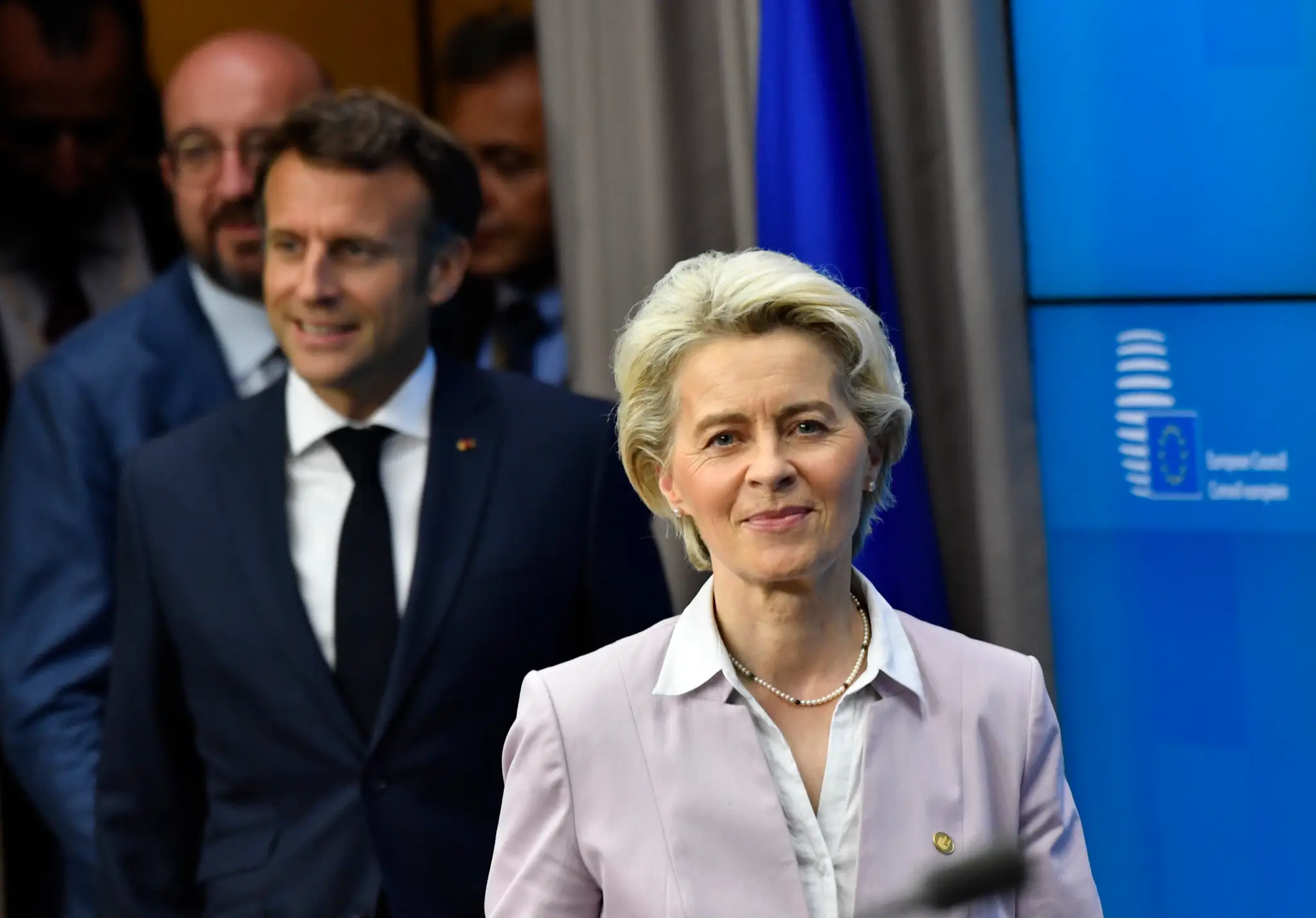 Na snímke sprava predsedníčka Európskej komisie Ursula von der Leyenová, francúzsky prezident Emmanuel Macron a predseda Európskej rady Charles Michel.