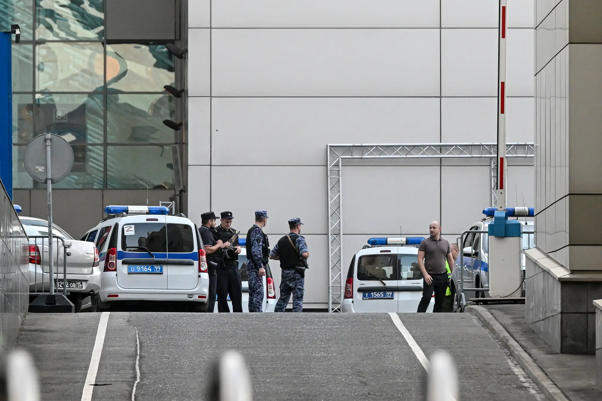 Policajti hliadkujú v obchodnej štvrti ruského hlavného mesta nazvanej Moscow-City, kde dopadli trosky  zostreleného dronu.
