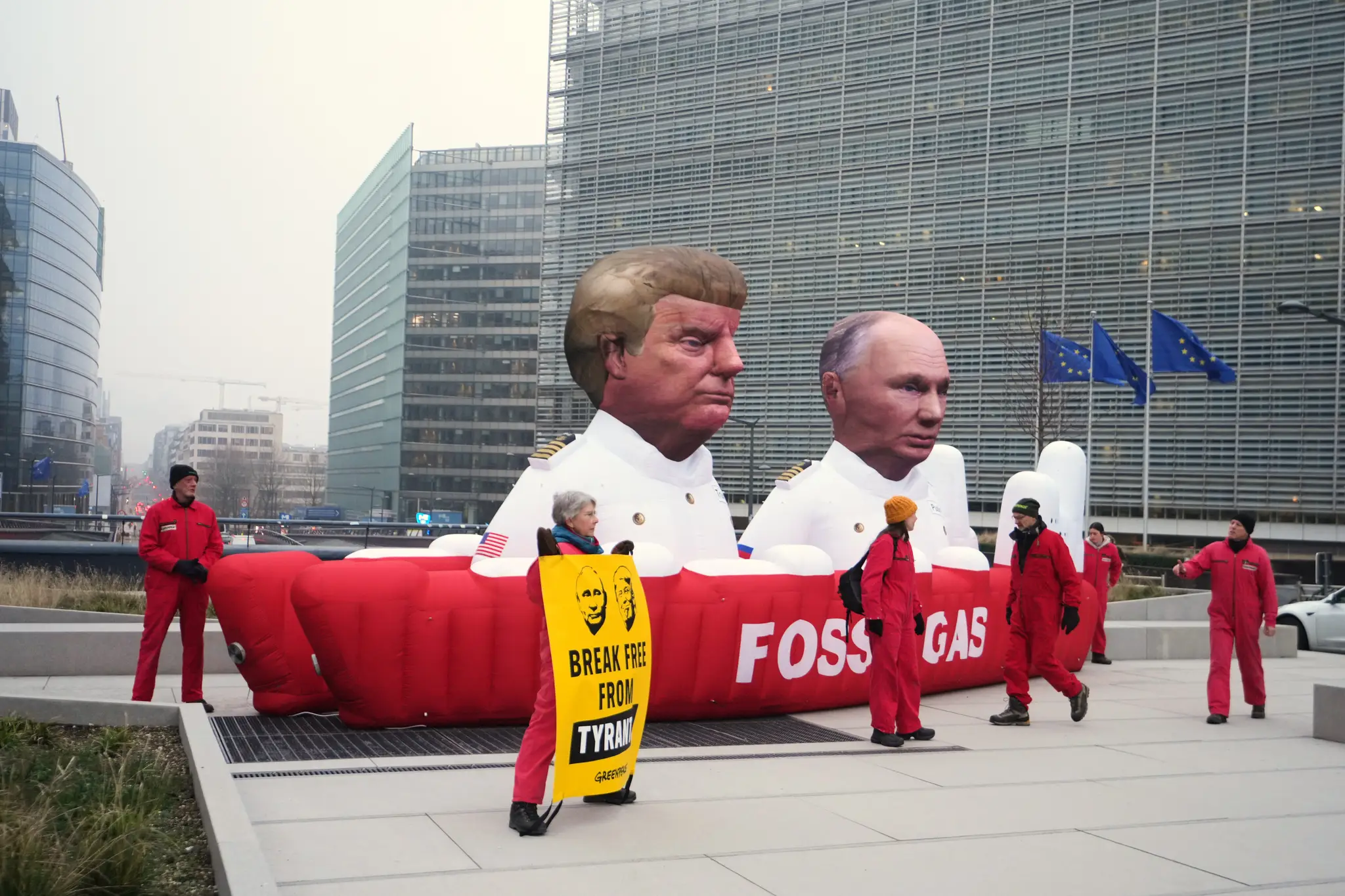 Aktivisti environmentálnej organizácie Greenpeace protestujú pred sídlom EÚ v Bruseli proti závislosti Európy od dovozu plynu z USA a Ruska.