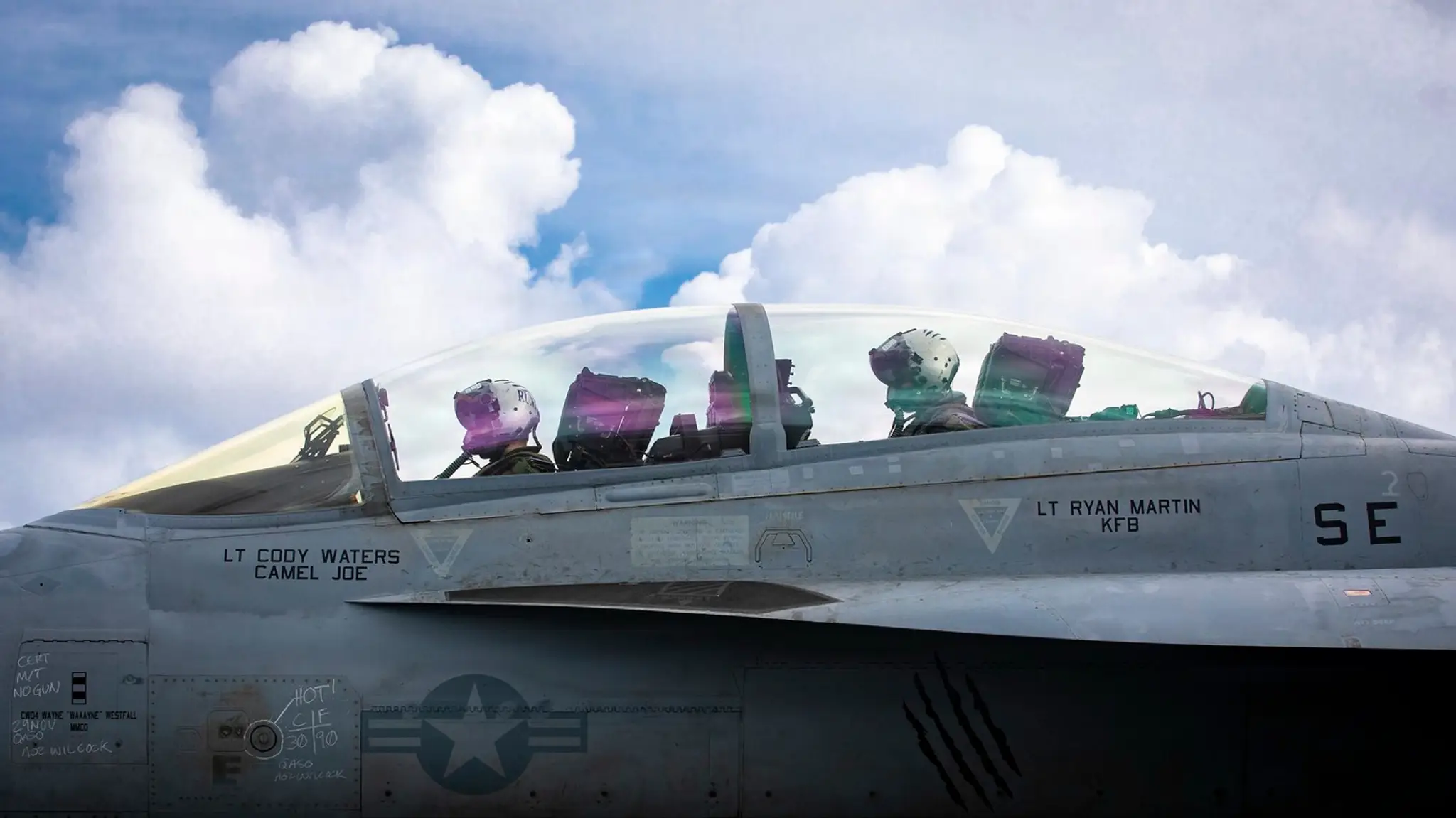  Piloti amerického námorníctva vykonávajú predletové kontroly z kokpitu stíhacieho lietadla EA-18G Growler.