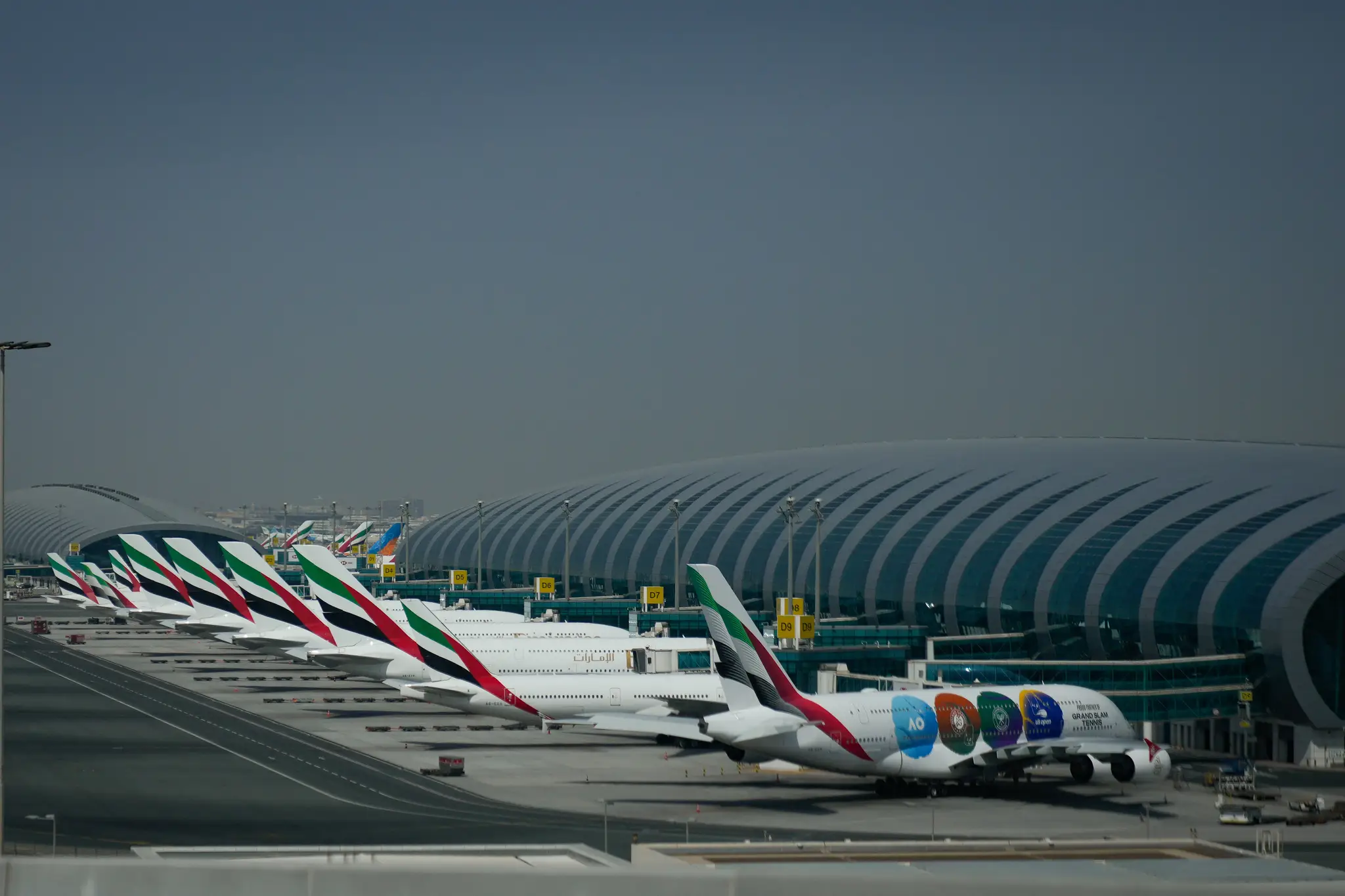 Na snímke lietadlá spoločnosti Emirates parkujú na medzinárdnom letisku v Dubaji.