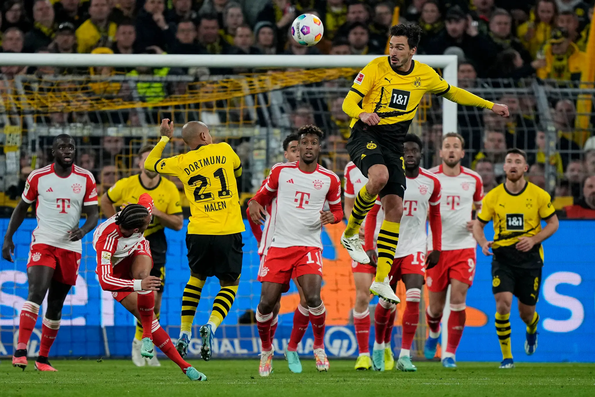 Hráč Dortmundu Mats Hummels (hore) hlavičkuje vo futbalovom zápase nemeckej Bundesligy Borussia Dortmund - Bayern Mníchov.