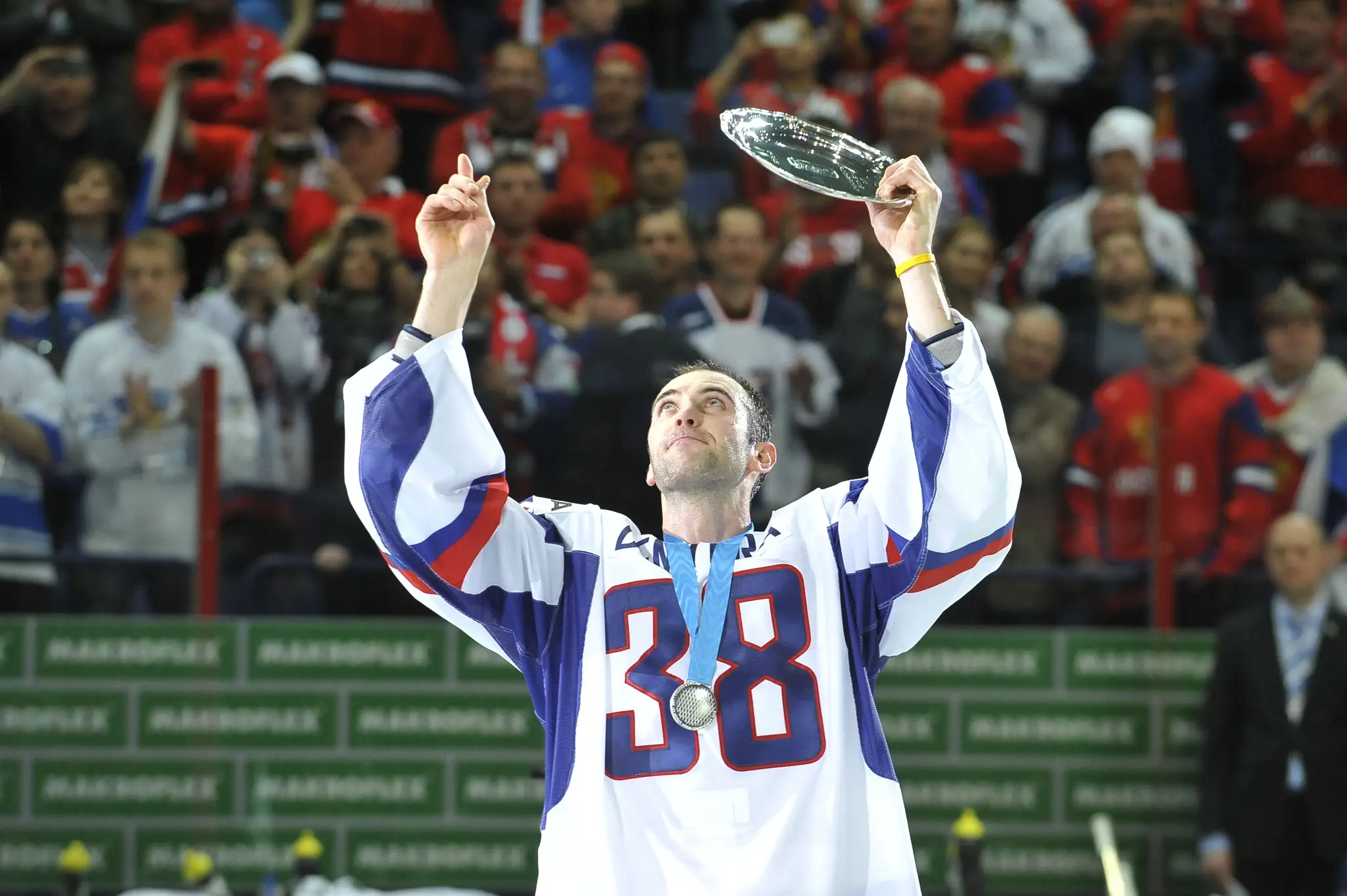 Kapitán reprezentácie Zdeno Chára dvíha cenu za druhé miesto na svetovom šampionáte 2012 v Helsinkách.