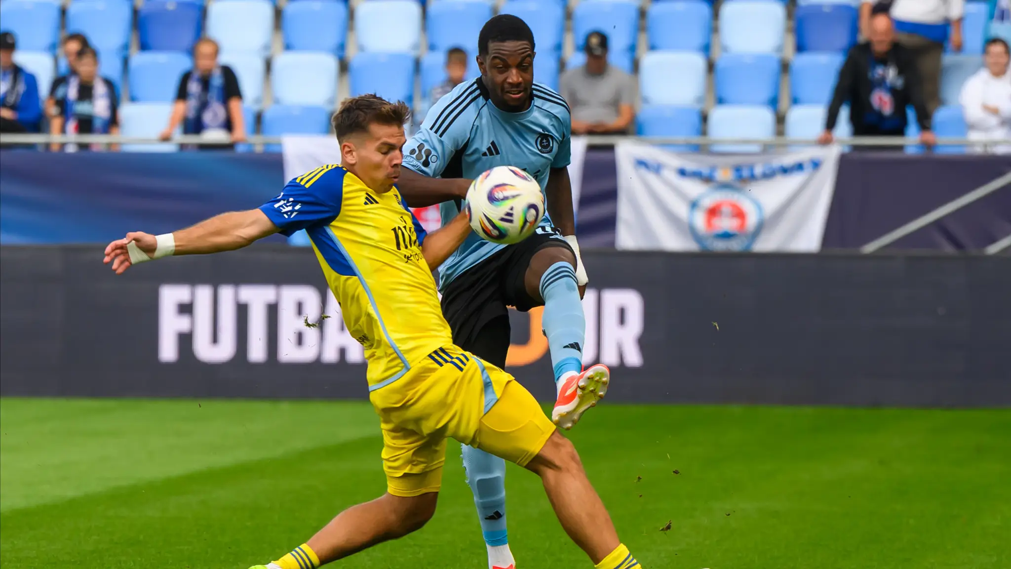 Na snímke zľava Michal Domik (Košice) a Sandro Cruz (Slovan). (cropped)