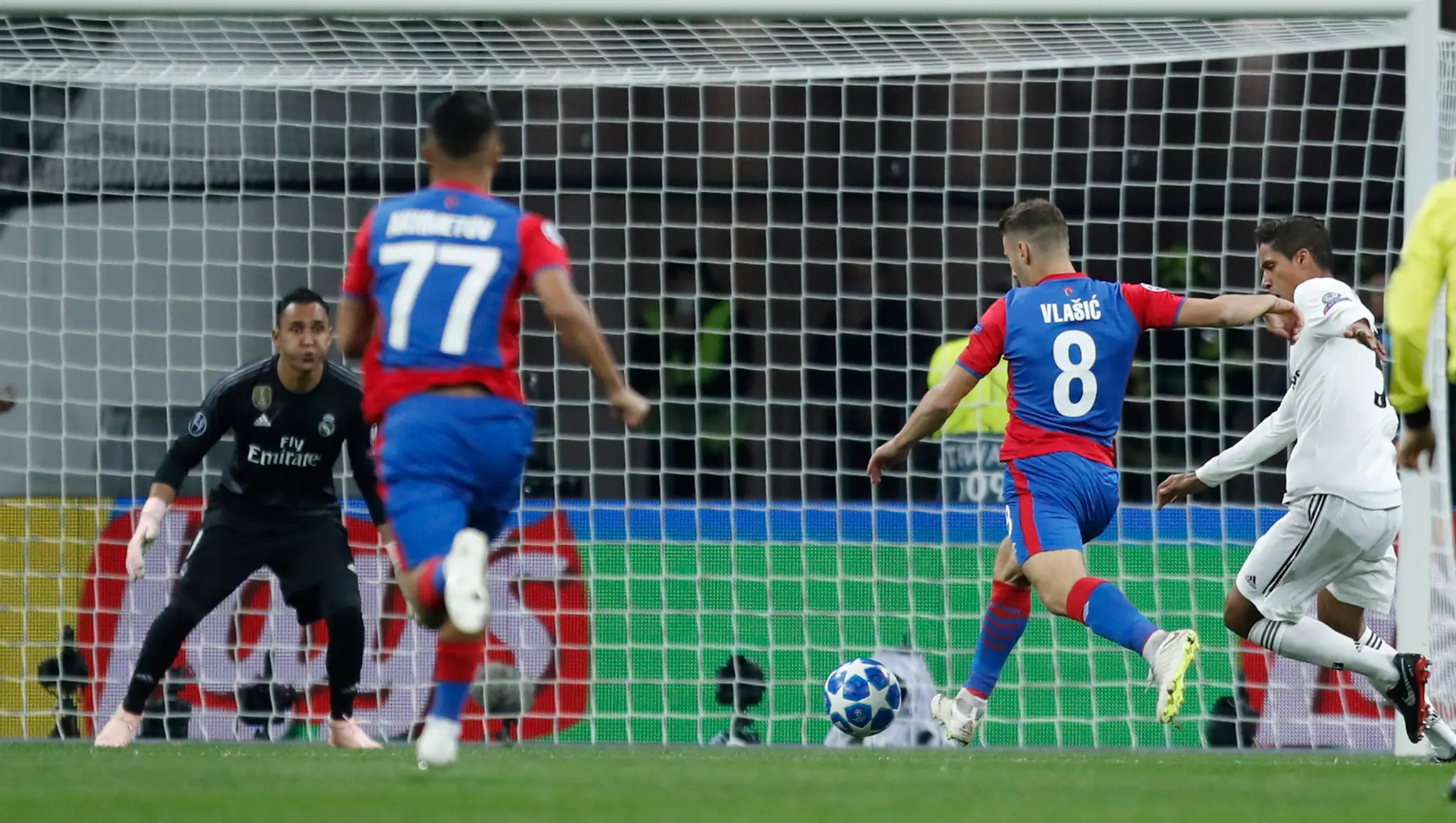 Nikola Vlašič (s loptou) z CSKA Moskva strieľa gól do siete Realu v zápase LM.