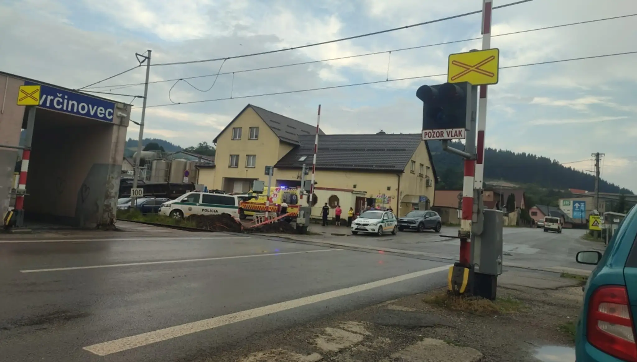 Na mieste po nehode nákladného auta, ktoré zachytilo chlapca, zasahujú záchranári.