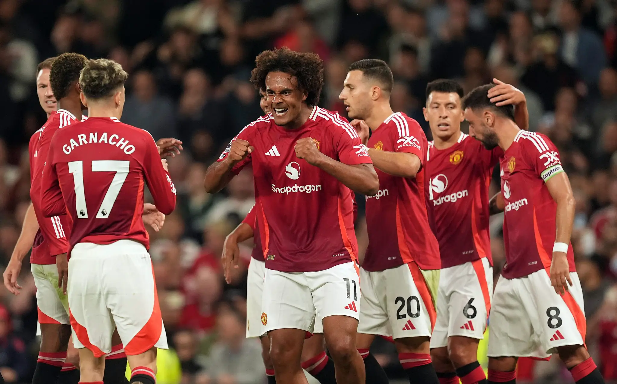 Joshua Zirkzee (v strede) sa raduje po góle pri debute za Manchester United.