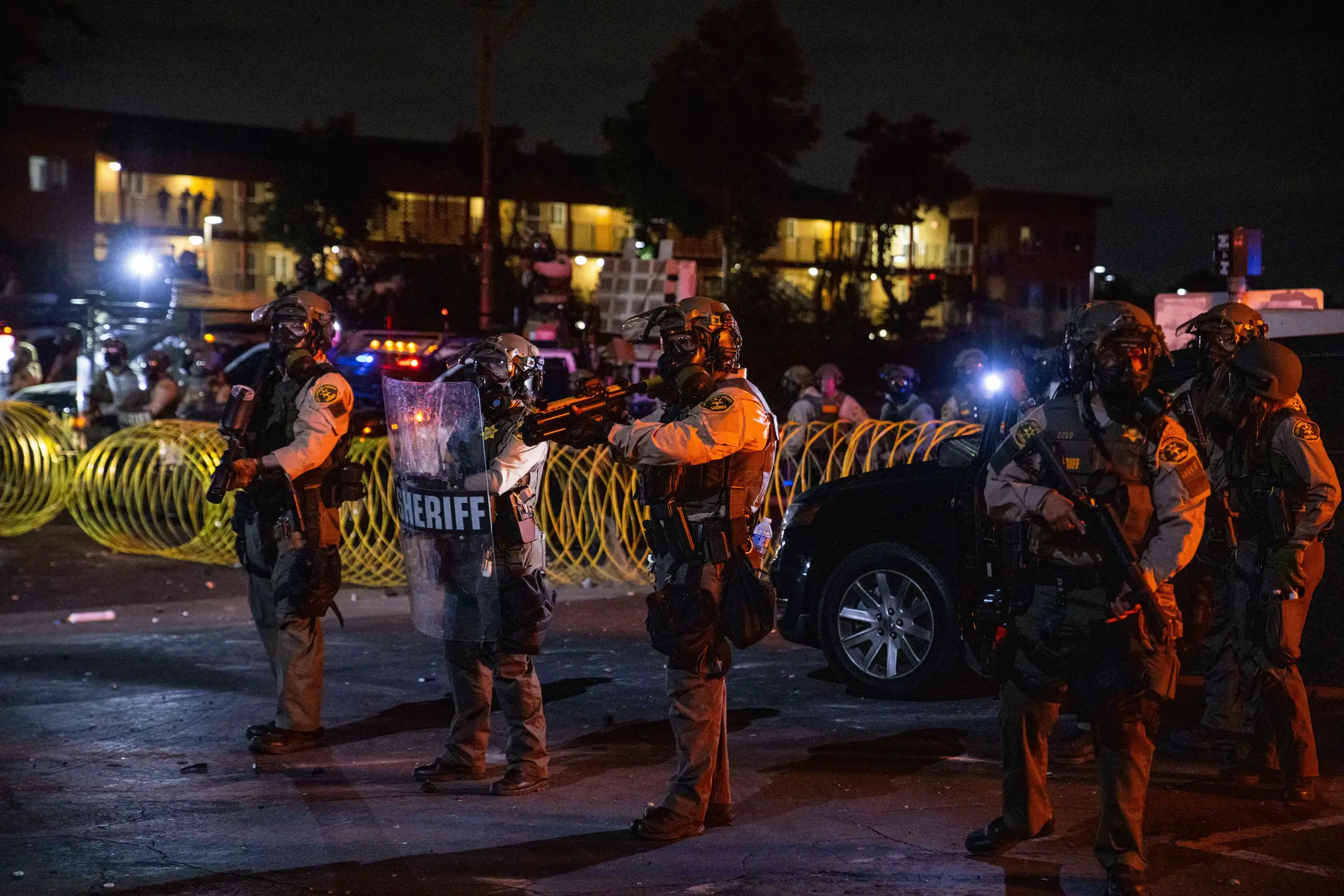 Horiace autá a hnev davu. Trump poslal do Los Angeles Národnú gardu, mestom otriasol chaos