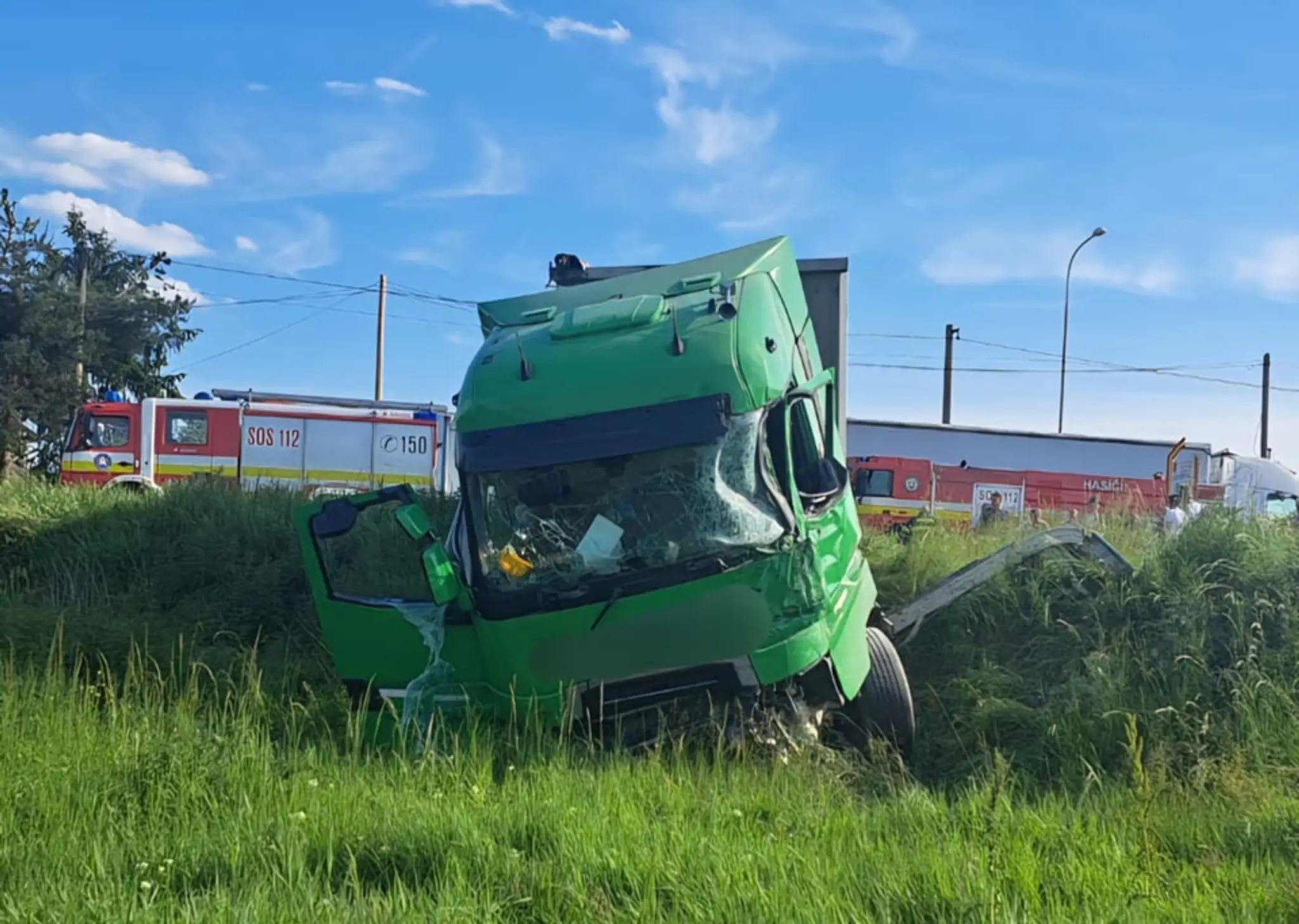 Zrážka vlaku a nákladného auta vo Veľkom Mederi.