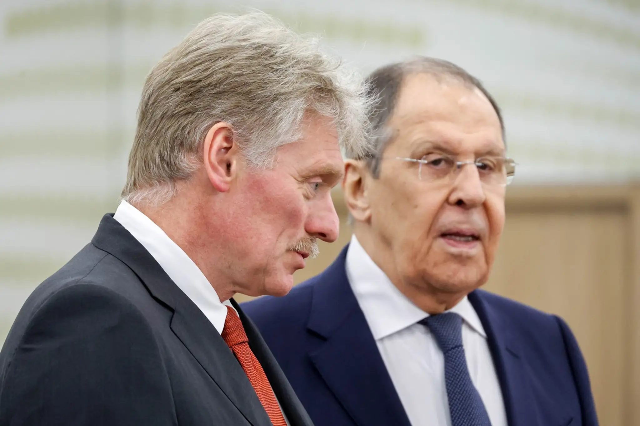 Tlačový tajomník ruského prezidenta Dmitrij Peskov (vľavo) a ruský minister zahraničných vecí Sergej Lavrov.