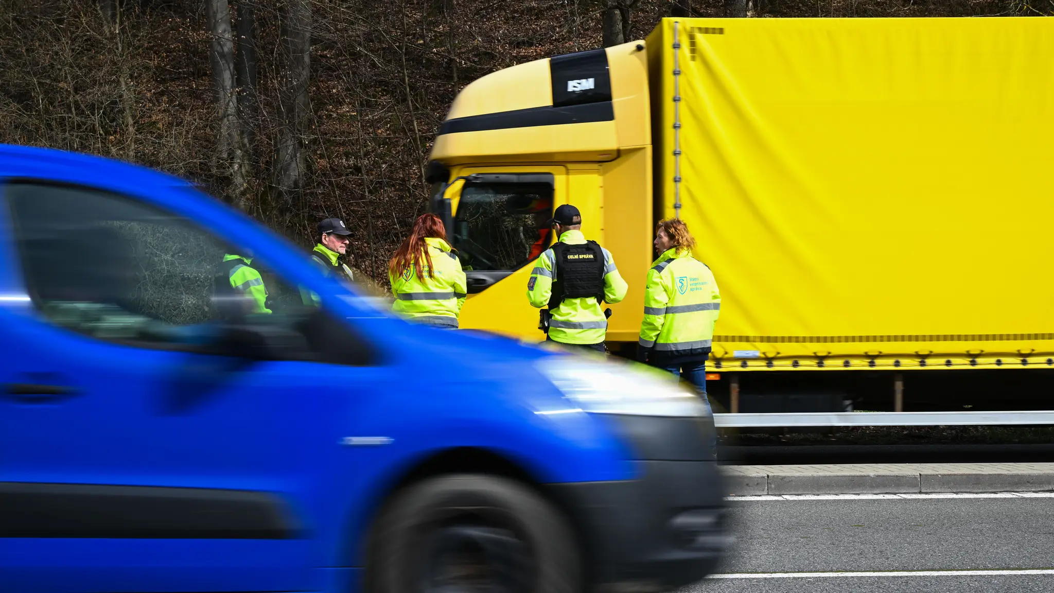 Policajti pre slintačku a krívačku zastavujú vozidlá na hraničných priechodoch