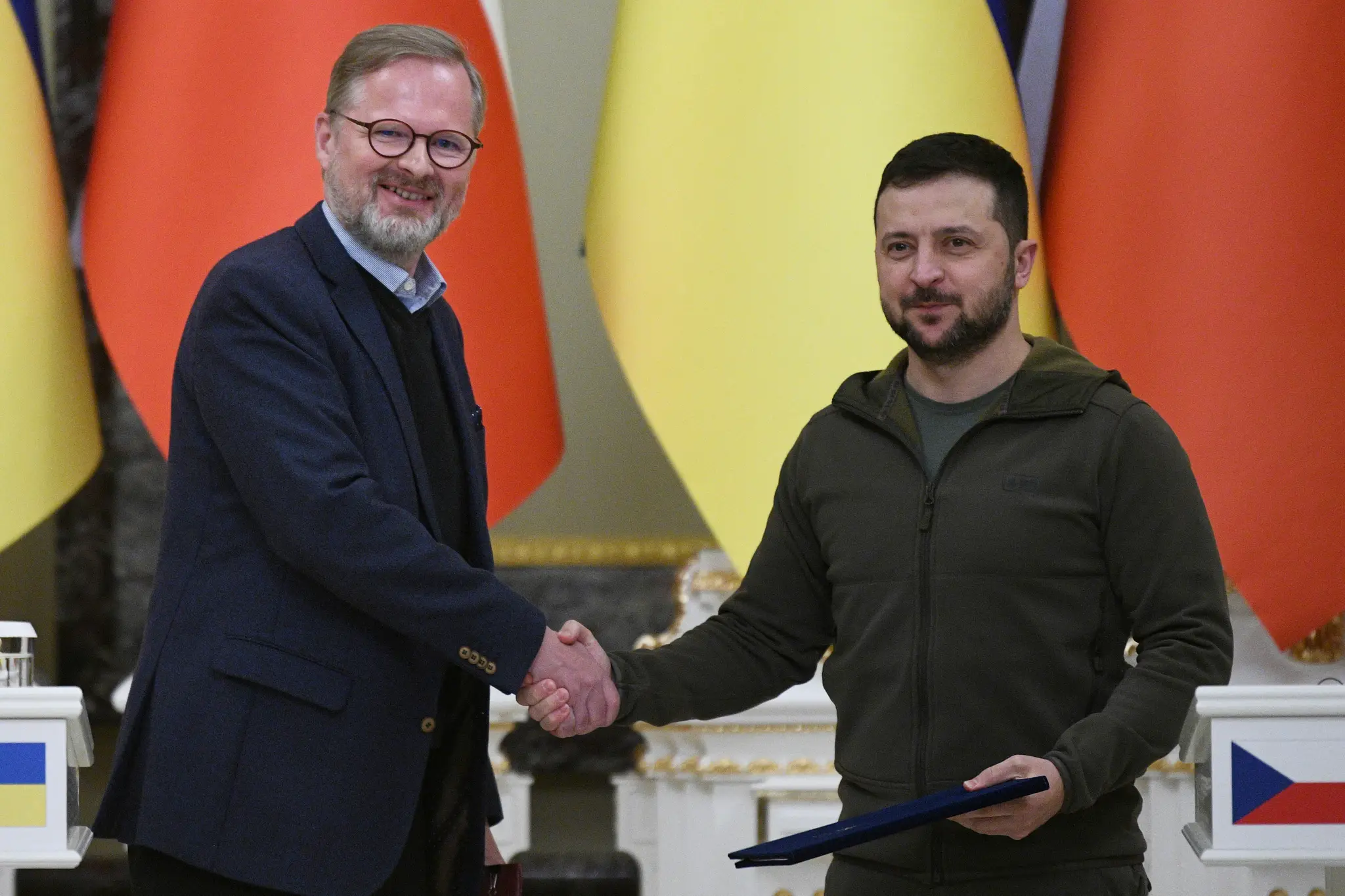 Petr Fiala a Volodymyr Zelenskyj.