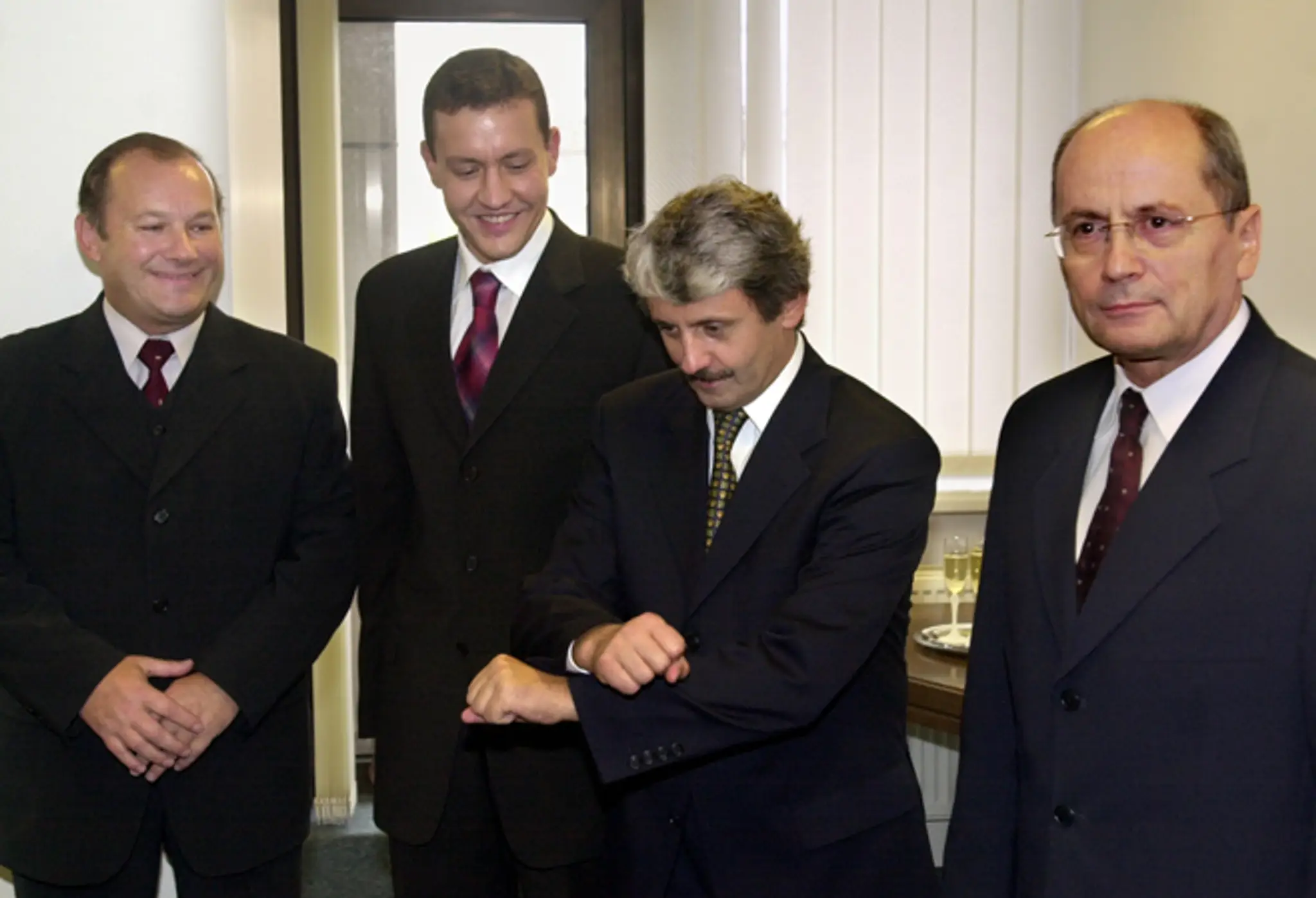 Dzurinda 16. októbra 2002 uvidol do úradu ministra spravodlivosti Daniela Lipšica.