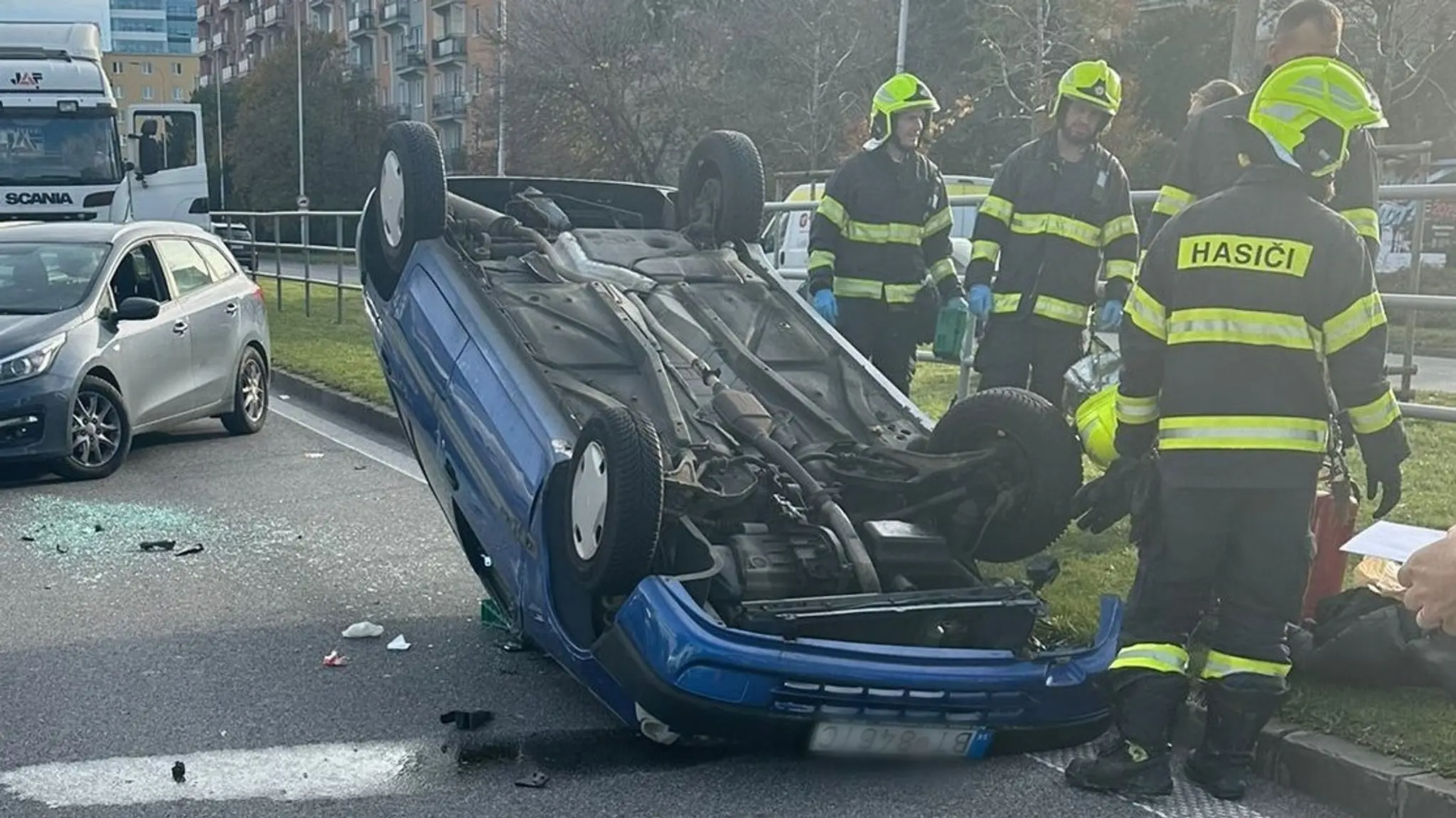 FOTO: Dramatická nehoda v Bratislave. Policajti odkláňajú dopravu z frekventovanej ulice