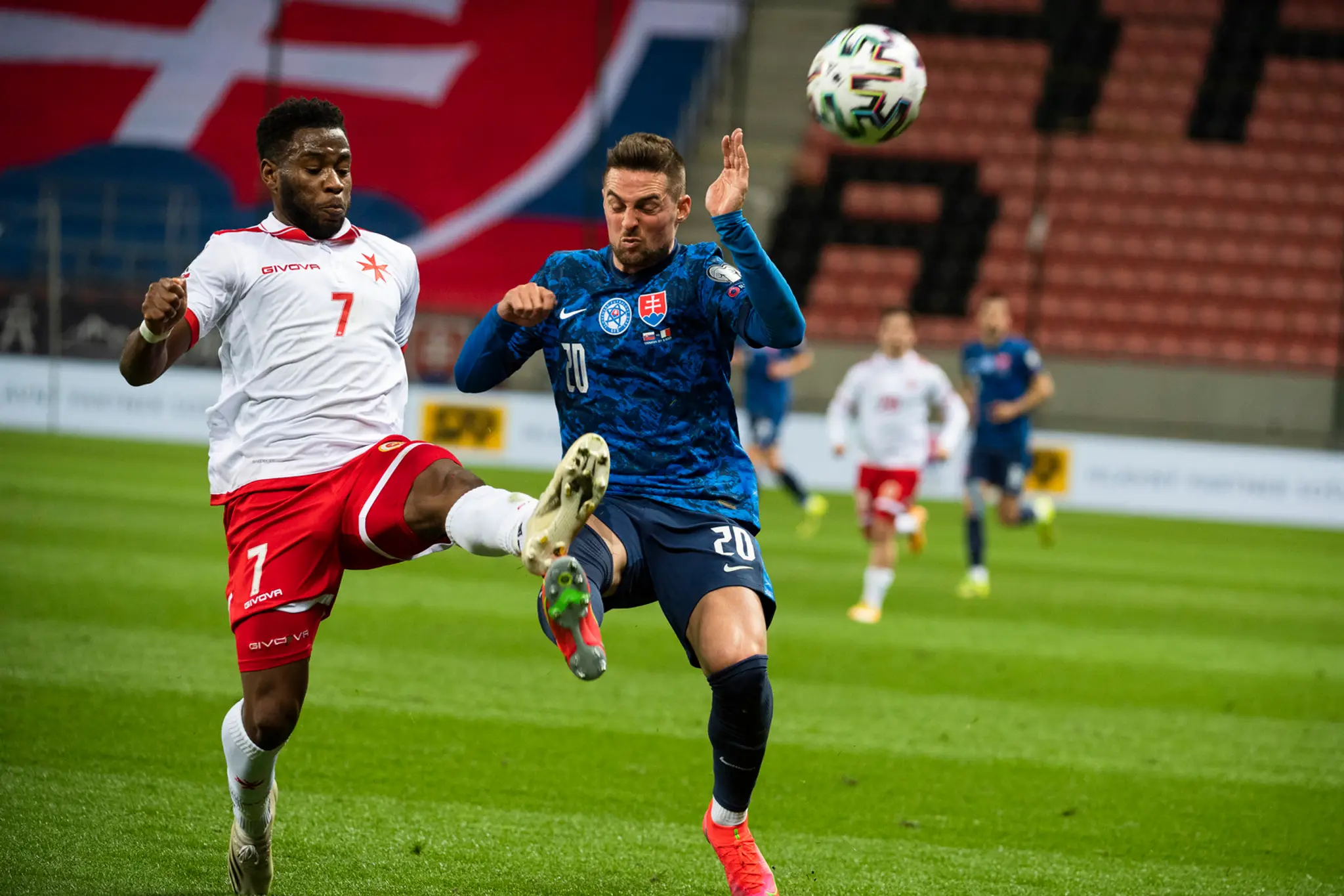 Na snímke zľava Joseph Mbong (Malta) a Róbert Mak (Slovensko) v zápase kvalifikácie MS 2022.