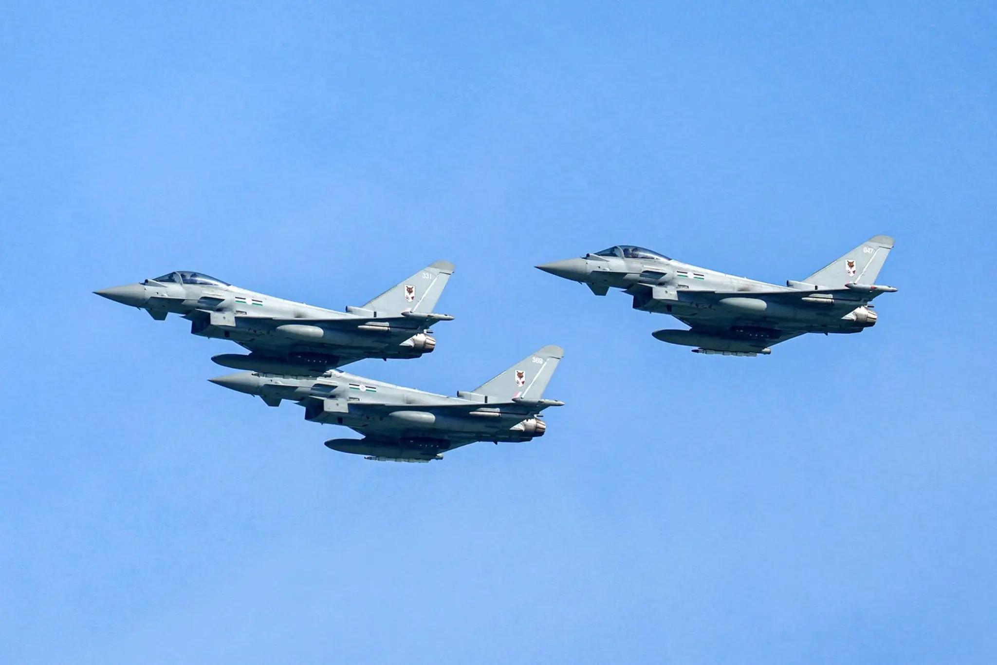 Stíhačky Eurofighter Typhoon katarských vzdušných síl vykonávajú letecké manévre na oblohe nad katarským hlavným mestom Dauha.