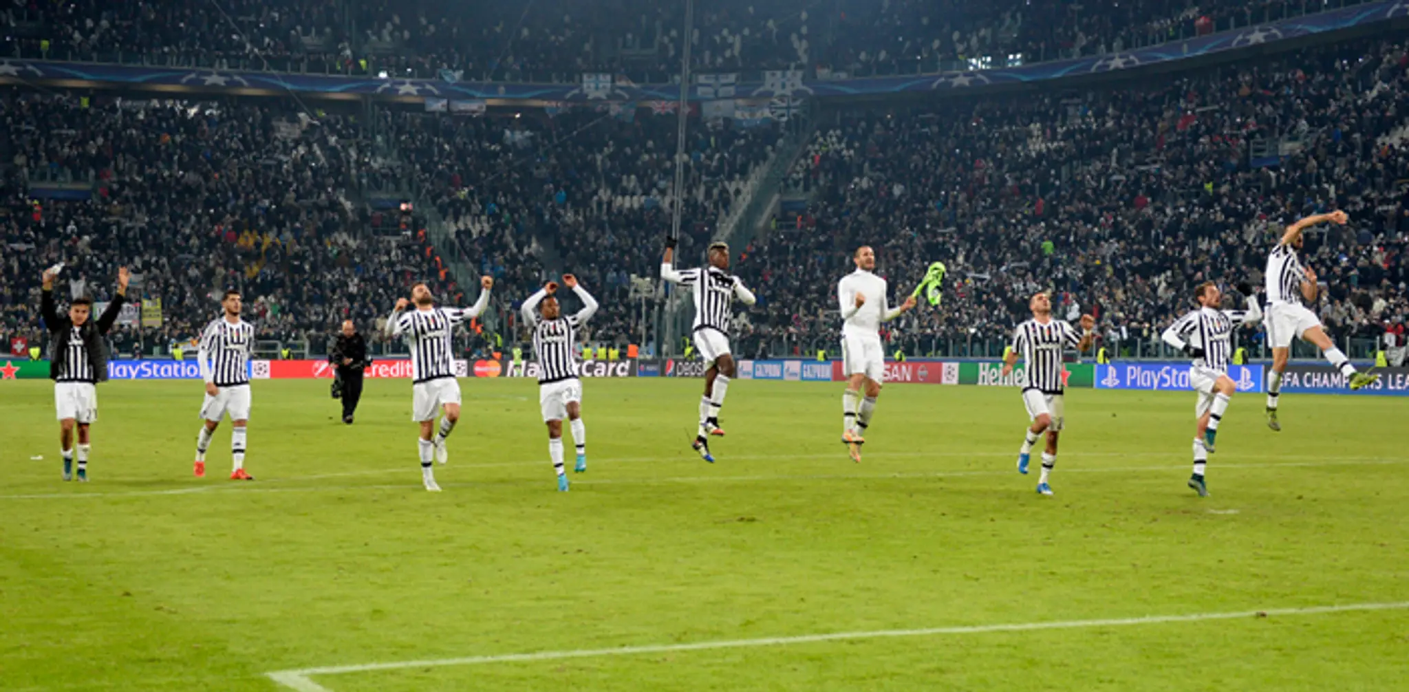 Hráči Juventusu oslavujú víťazstvo v skupinovej fáze LM nad Manchester City.
