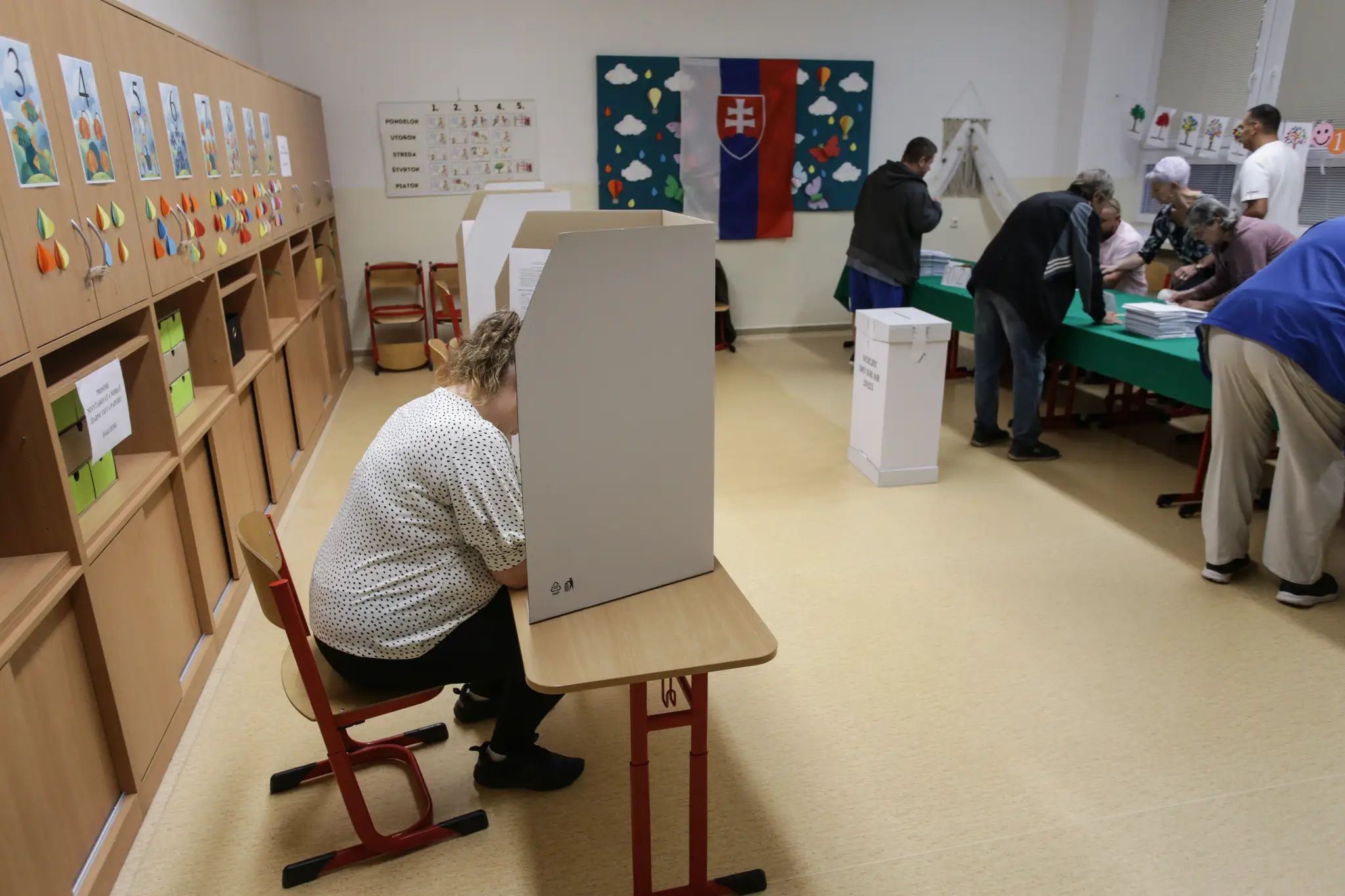 Volička za priestorom na úpravu hlasovacích lístkov vo volebnej miestnosti v priestoroch Základnej školy na Karpatskej ulici v Žiline.