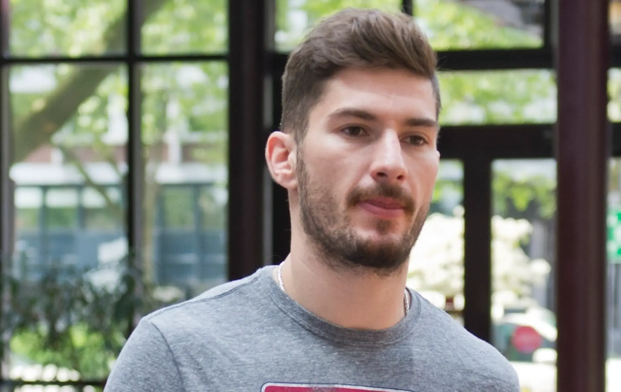 Na snímke Dávid Skokan prichádza medzi novinárov počas voľného dňa na MS v ľadovom hokeji.